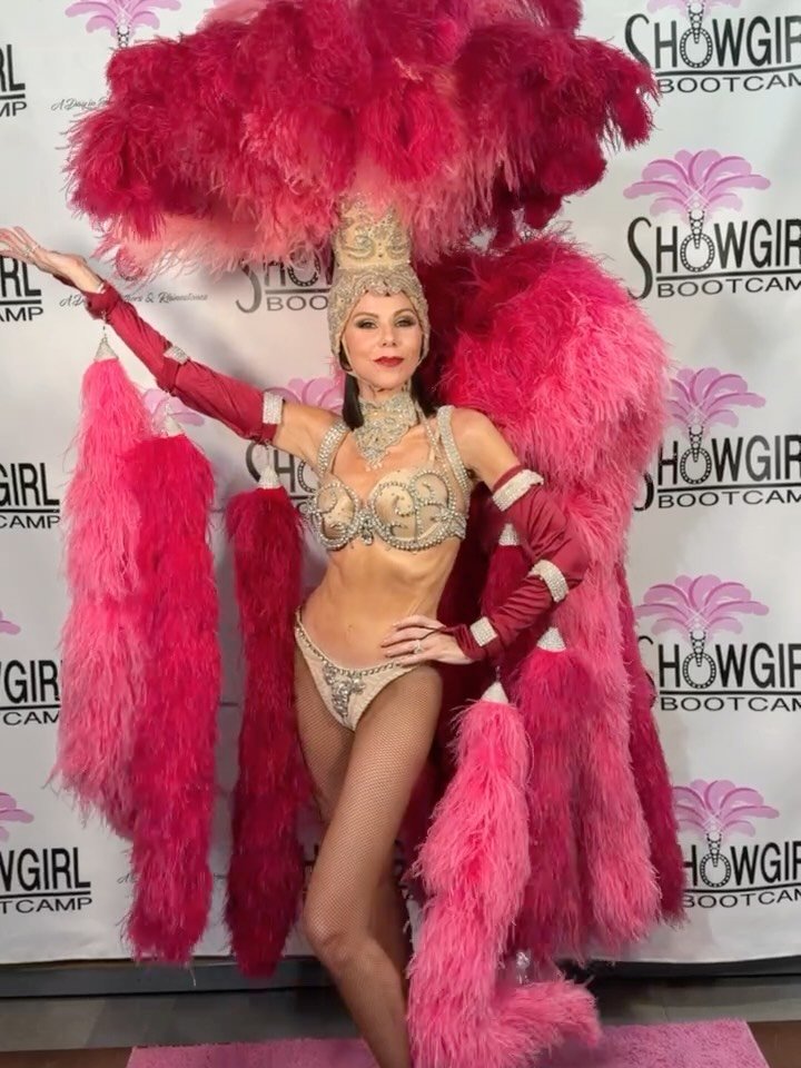 VEGAS BABY YEAH 💃🏻💃🏻💃🏻 Come along for the ride tonight to experience showgirls boot camp and a fantastic game of what room is everyone choosing 🤦🏻&zwj;♀️🤷🏻&zwj;♀️🤣 TONIGHT on an all new RHOC ! 8pm PST/EST 🎰✈️🍊👠❤️

#rhoc #realhousewives 