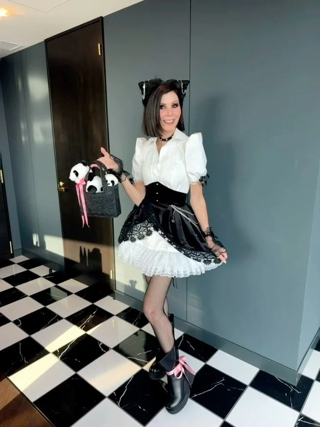 Harajuku, but make it HD coded in Chanel ! 💃🏻💃🏻💃🏻🖤🤍🇯🇵 Still having a ball in Japan, TONIGHT on an all new #RHOC!!!

#realhousewives #tokyojapan #harajukulook #bravotv