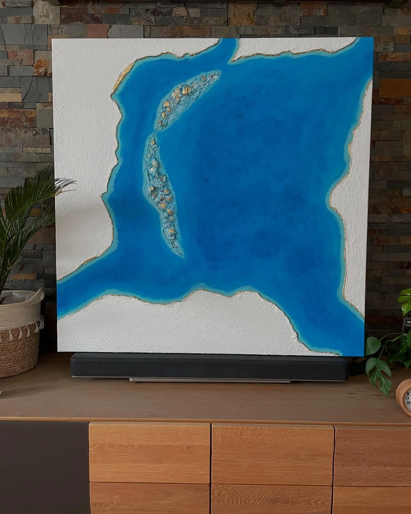 &bdquo;Verborgene Sehnsucht&ldquo; ist eine Serie, die fl&uuml;chtige Urlaubsmomente in Farbe und Struktur &uuml;bersetzt &ndash; Erinnerungen, die man mit nach Hause nimmt, um sie im eigenen Wohnzimmer immer wieder neu zu erleben.

&bull; Fl&uuml;st