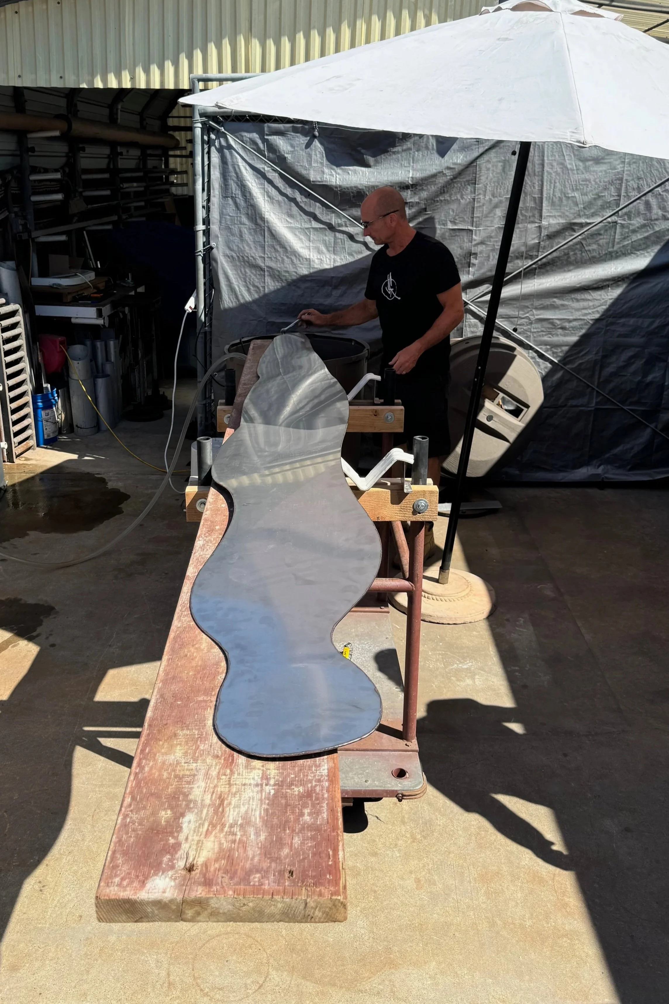 The sculptures form starts to develop