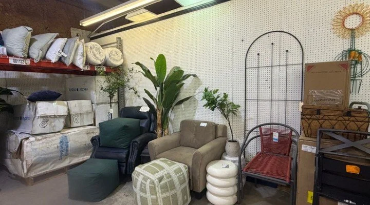 𝗨𝗽𝗴𝗿𝗮𝗱𝗲 𝘆𝗼𝘂𝗿 𝘀𝗽𝗮𝗰𝗲 𝗳𝗼𝗿 𝗹𝗲𝘀𝘀 🛋️✨

Overstock Tucson has furniture at unbeatable prices, with name-brand pieces up to 70% off. From stylish seating to functional home essentials, you can refresh any room without overspending.

Ne