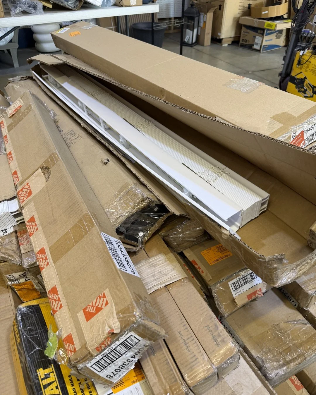 🏠 𝗨𝗽𝗴𝗿𝗮𝗱𝗲 𝘆𝗼𝘂𝗿 𝘄𝗶𝗻𝗱𝗼𝘄𝘀 𝗳𝗼𝗿 𝗹𝗲𝘀𝘀!

Window blinds and home essentials are in our warehouse at up to 75% off perfect for refreshing your space without breaking the bank.

🪟 Find your window solutions today at Overstock Tucson!