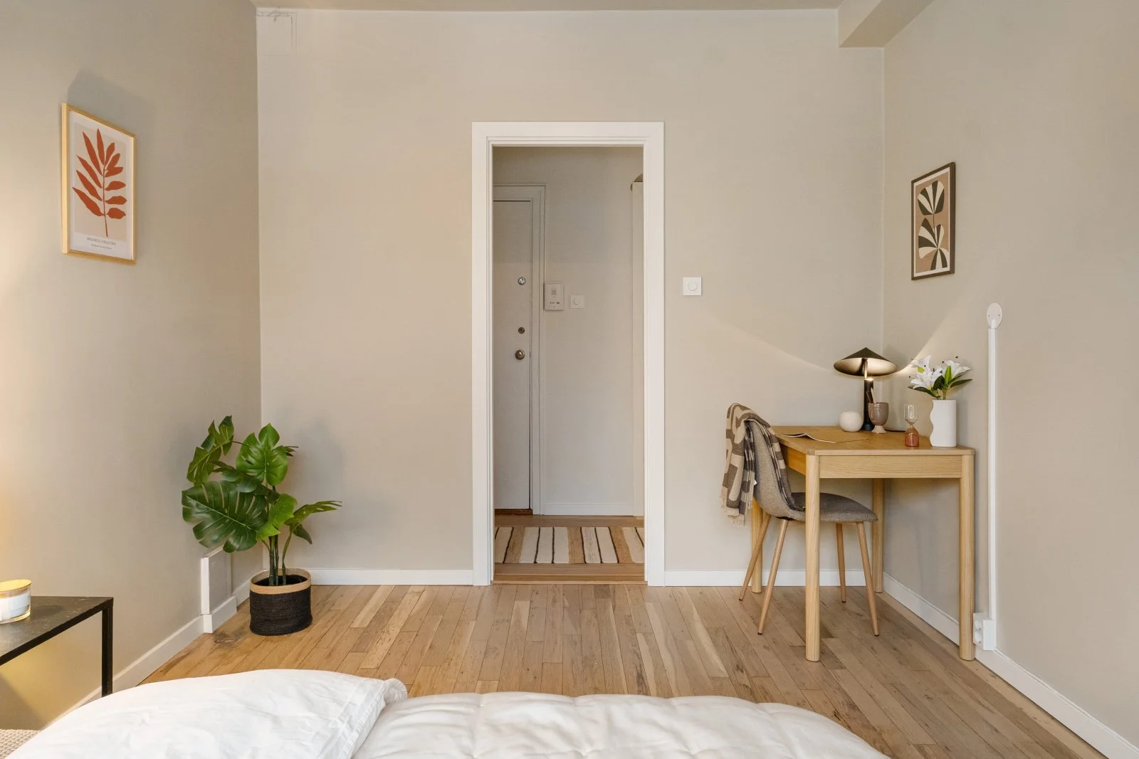 image of a sleepingroom with  a desk