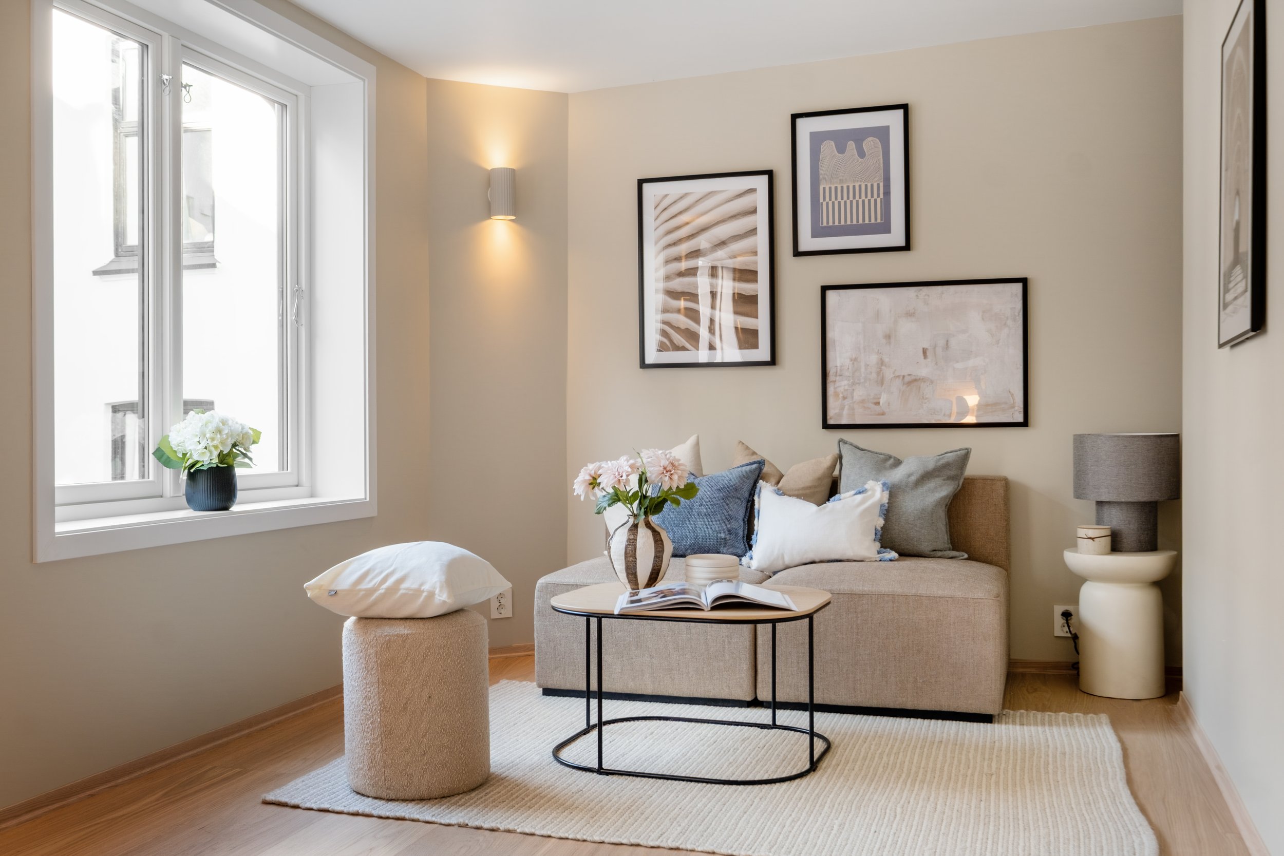 Image of a livingroom with a table