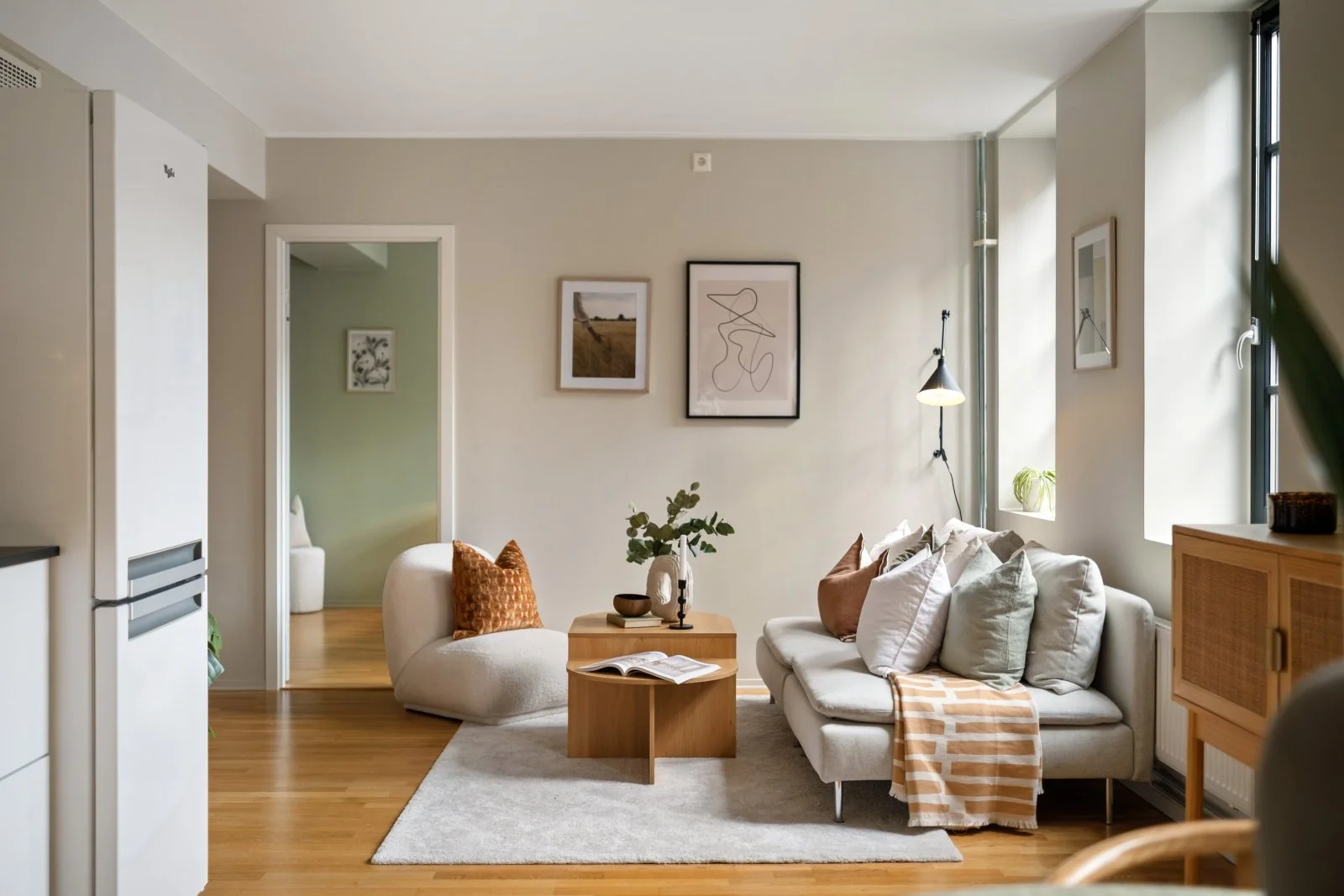 Image of a livingroom with a table