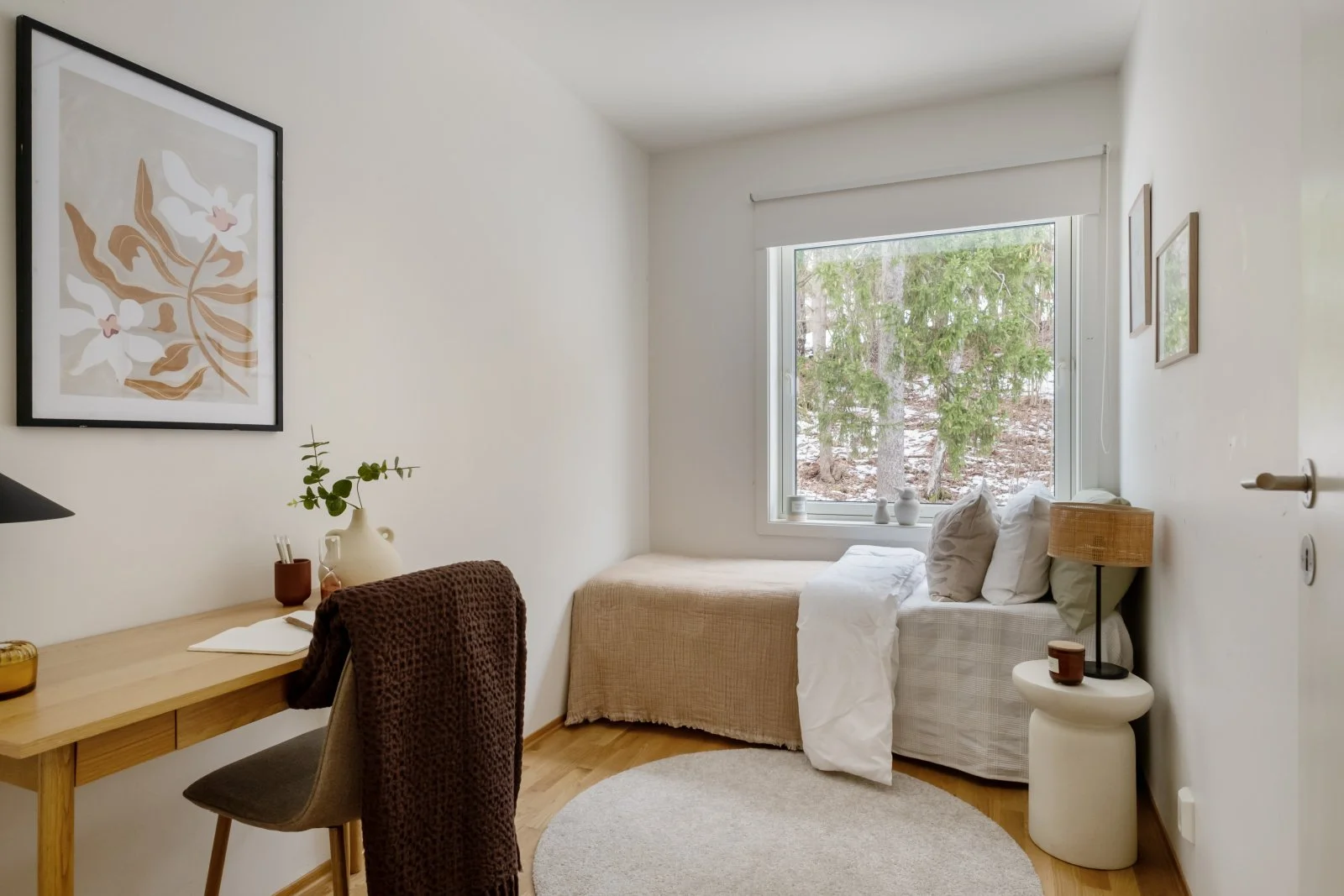 Image of a sleepingroom with a desk and chair