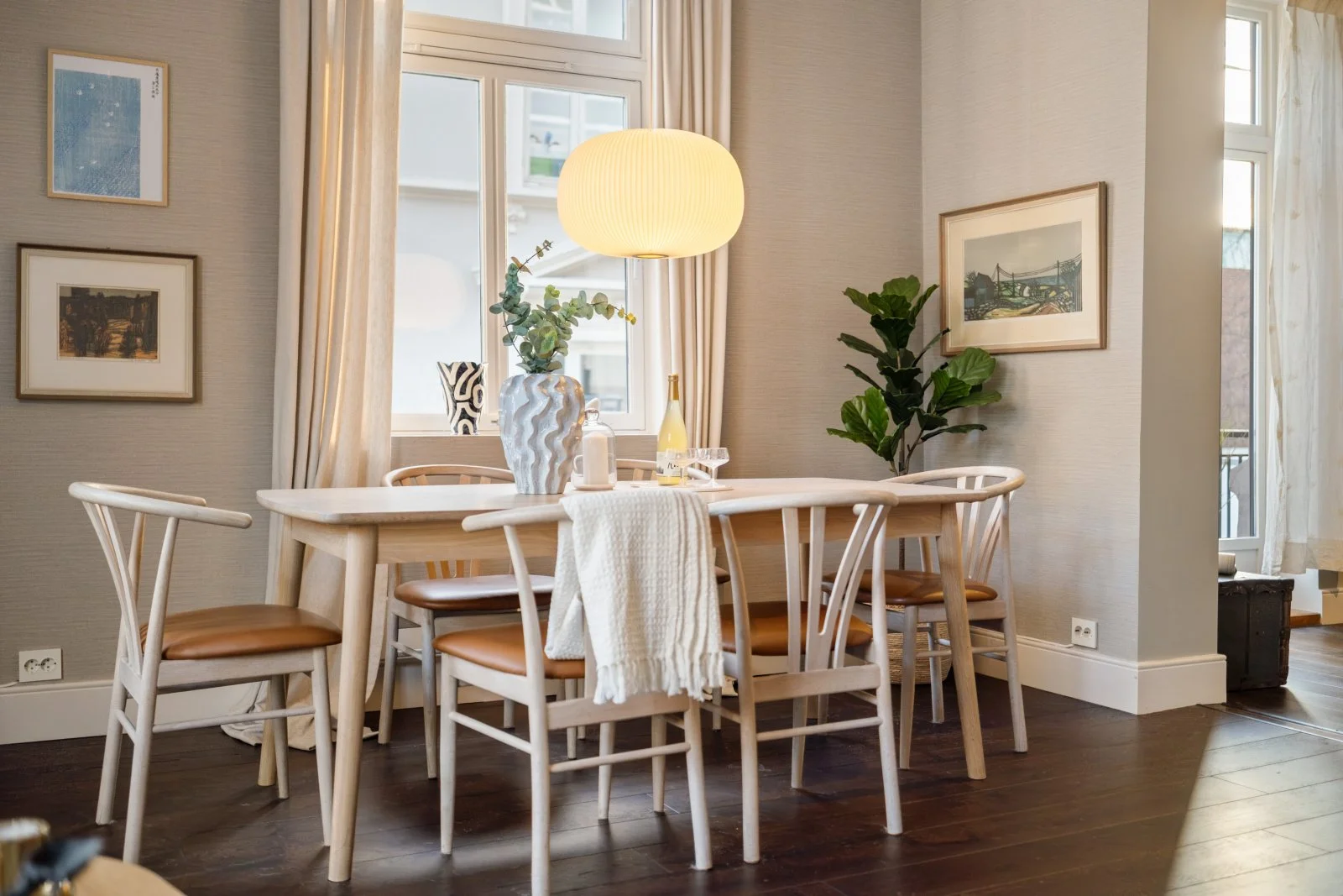 An image of a diningtable