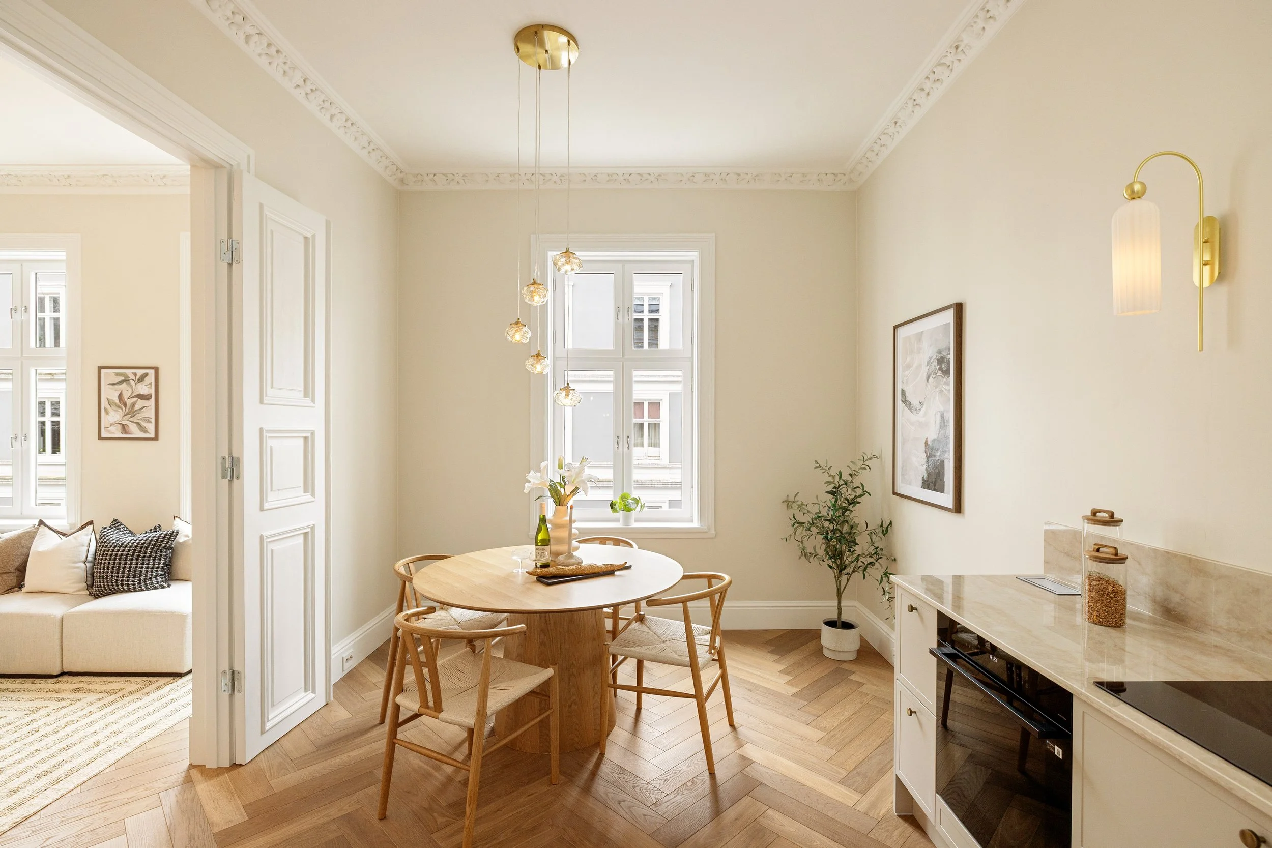 An image of a livingroom with TV 