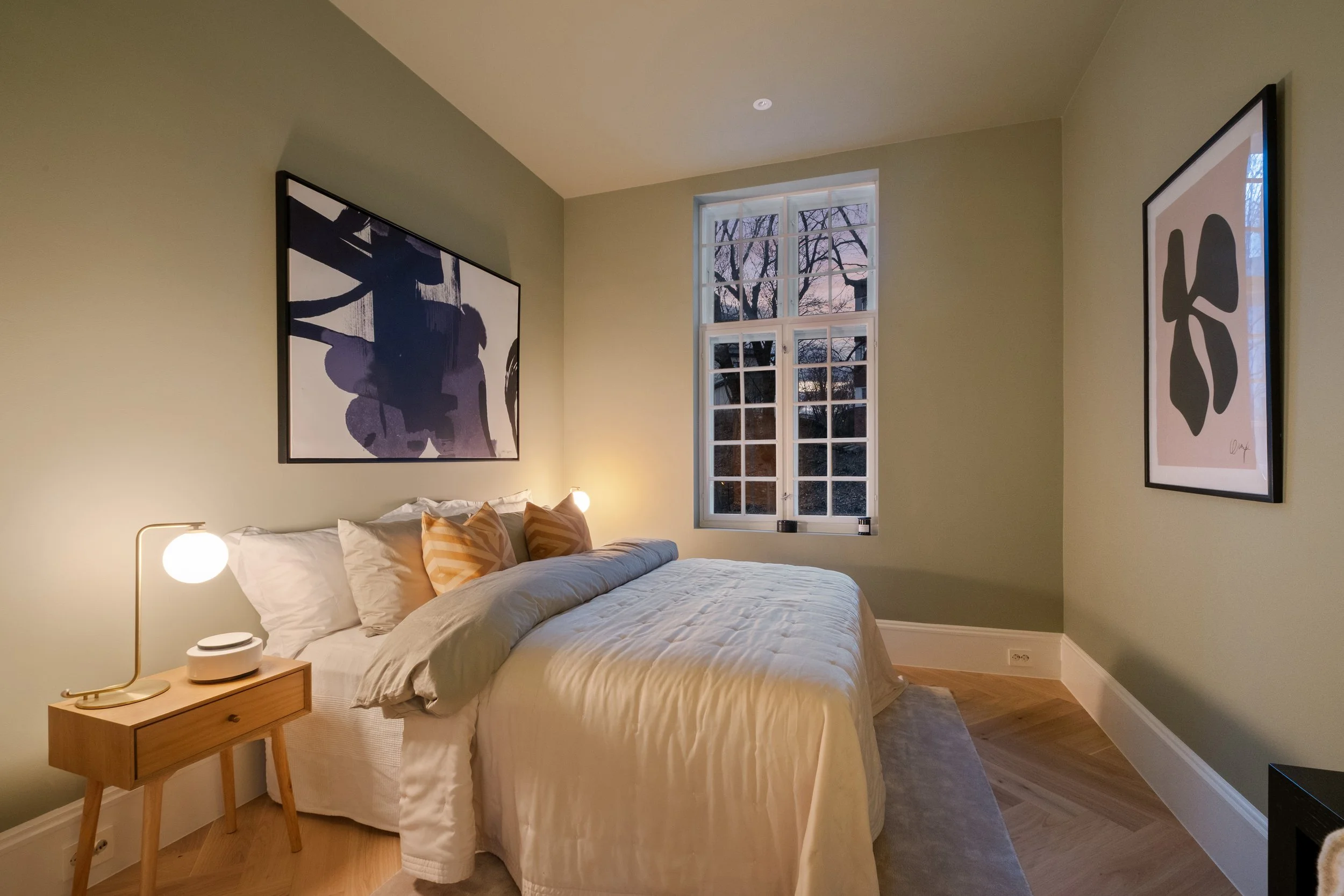 Image of a sleepingroom with a desk and chair