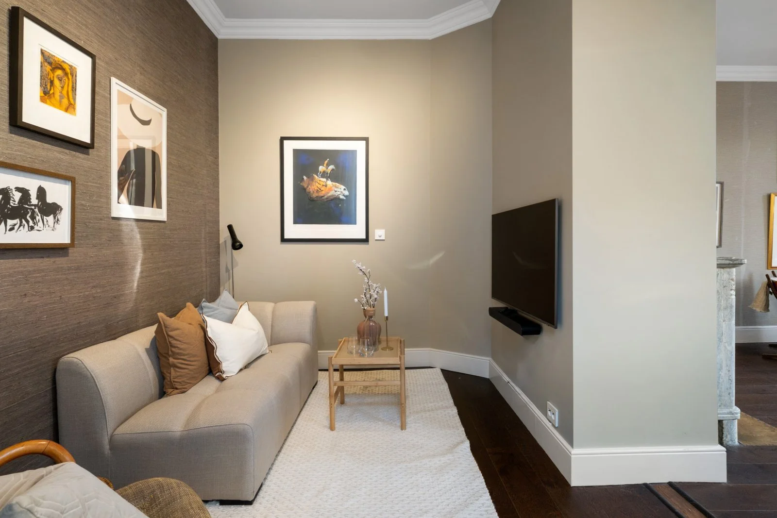 An image of a livingroom with TV 