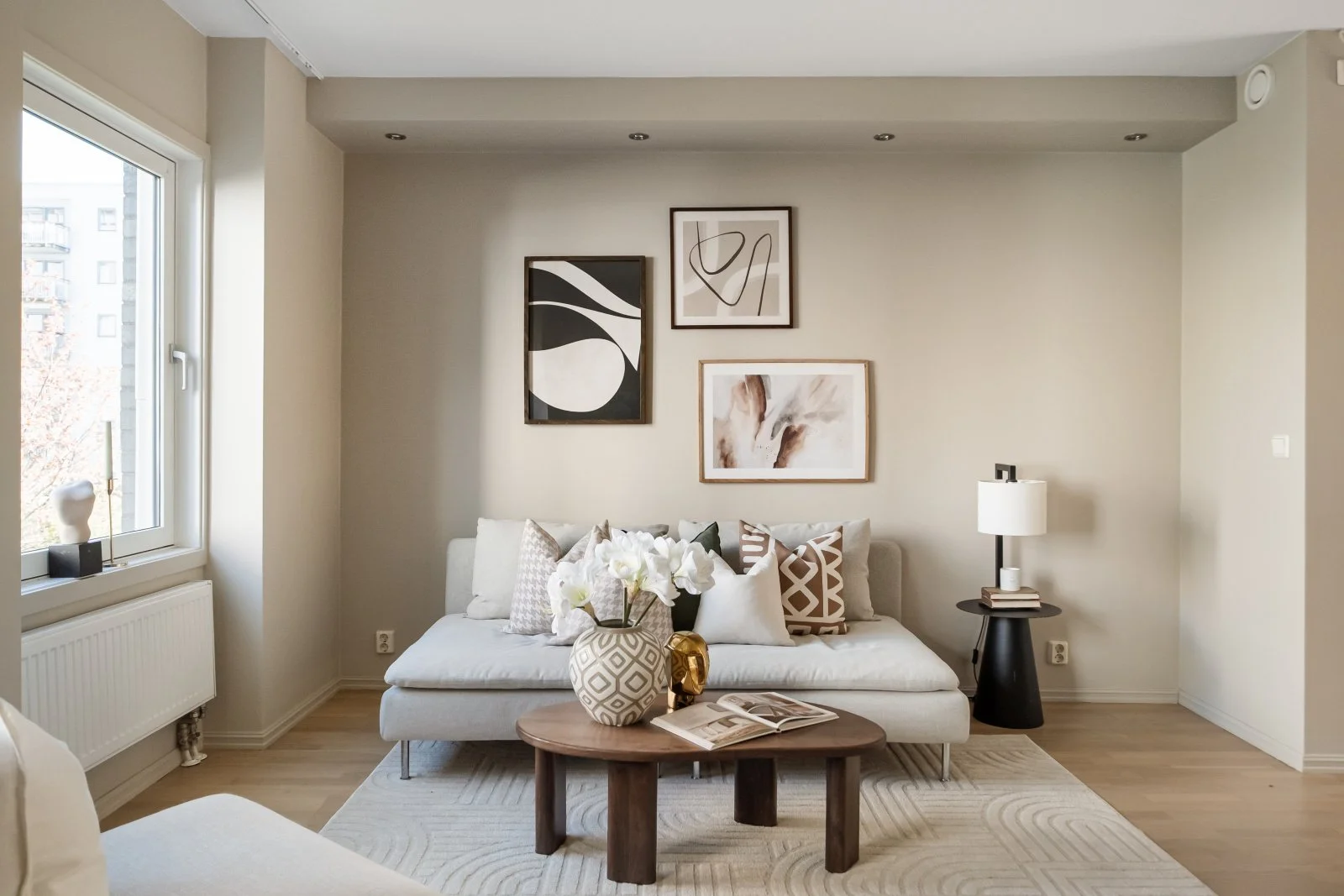 Image of a livingroom with a table