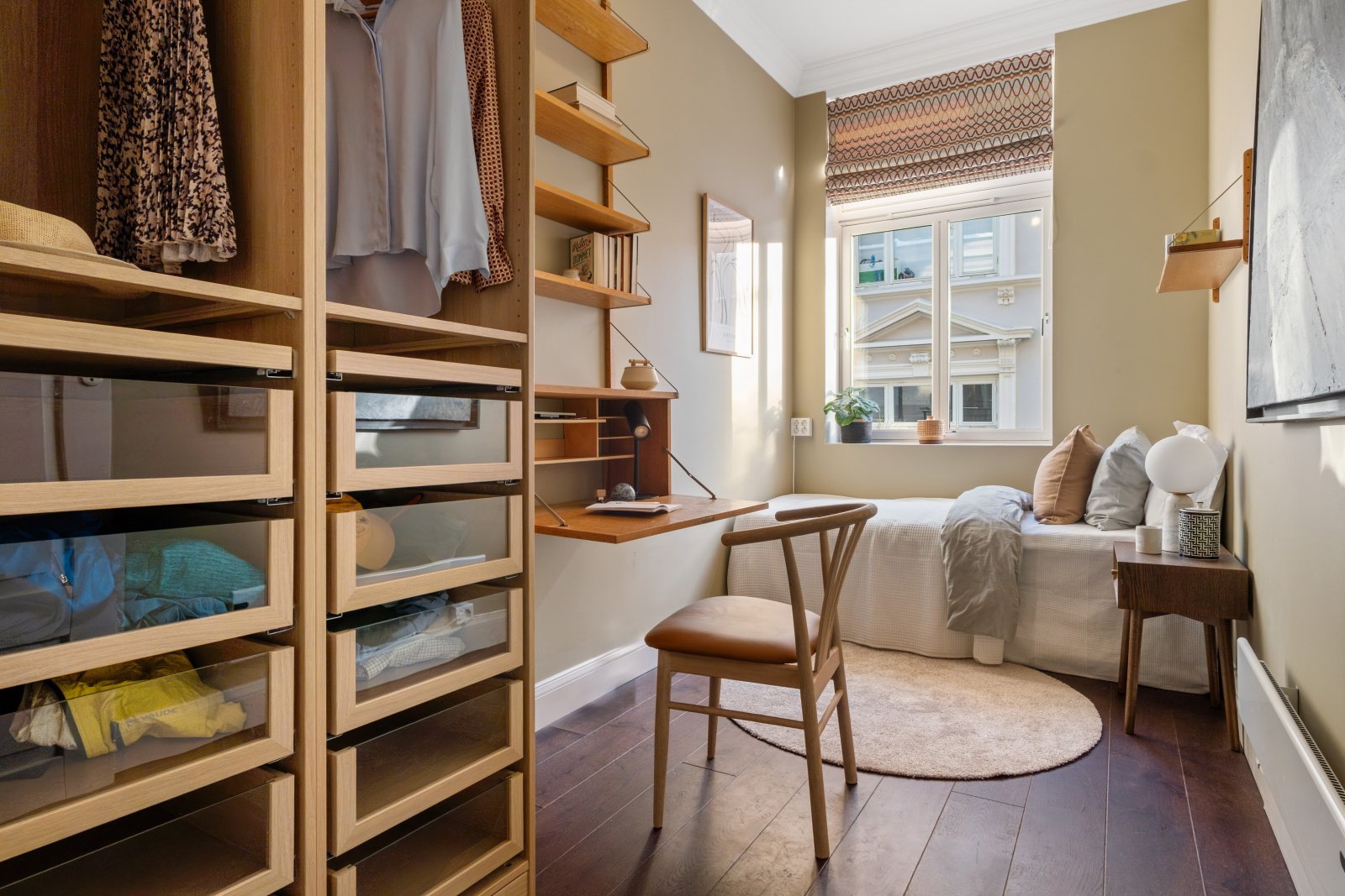 Image of a sleepingroom with a desk and chair