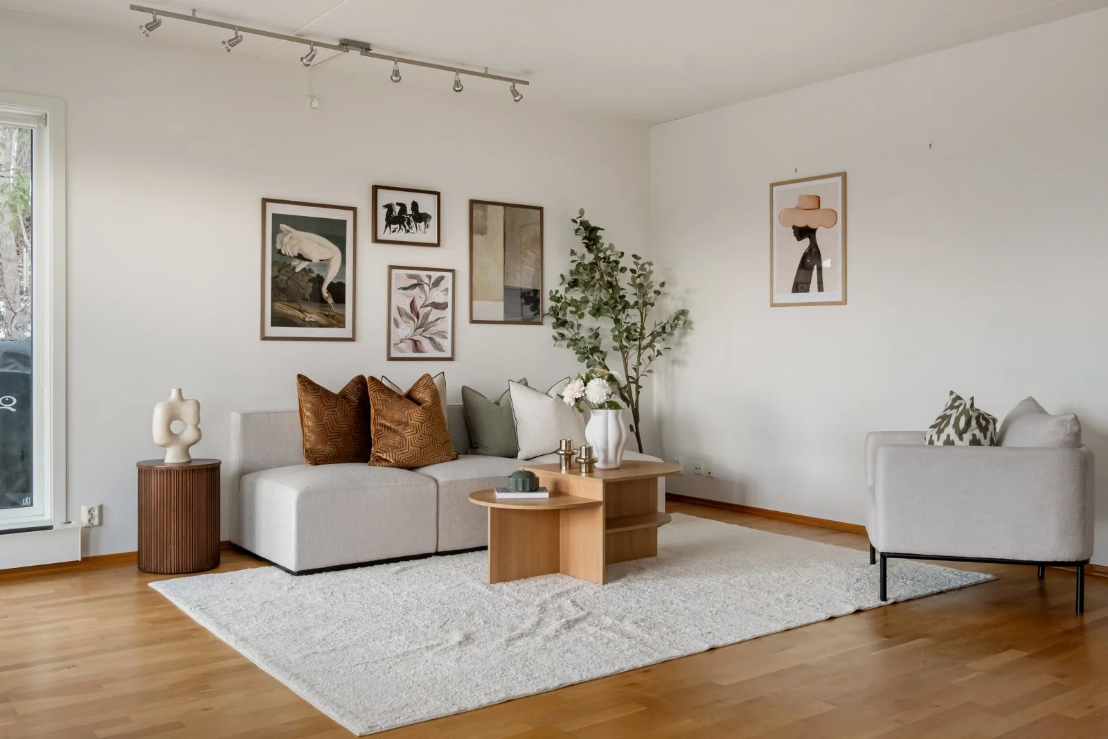 Image of a livingroom with a table