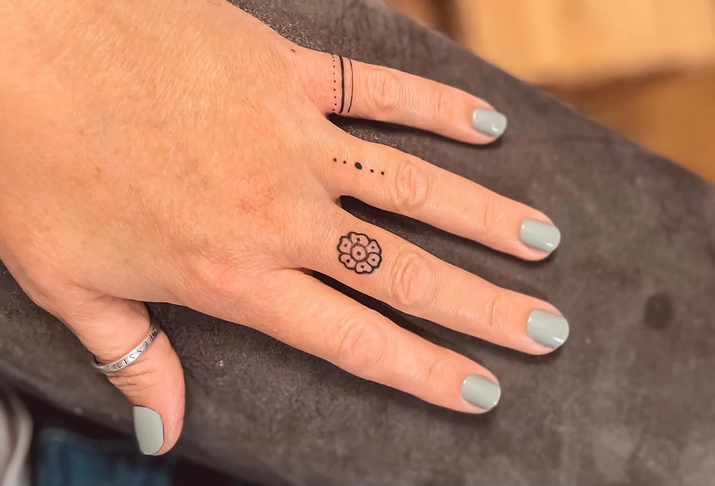 Just finished these finger tattoos from my &lsquo;Donate Life Adoptable Flash&rsquo; 🐝! 

Every one of these original, unique illustrative designs has a life-saving story woven in.

This entire flash sheet was created to celebrate my husband&rsquo;s