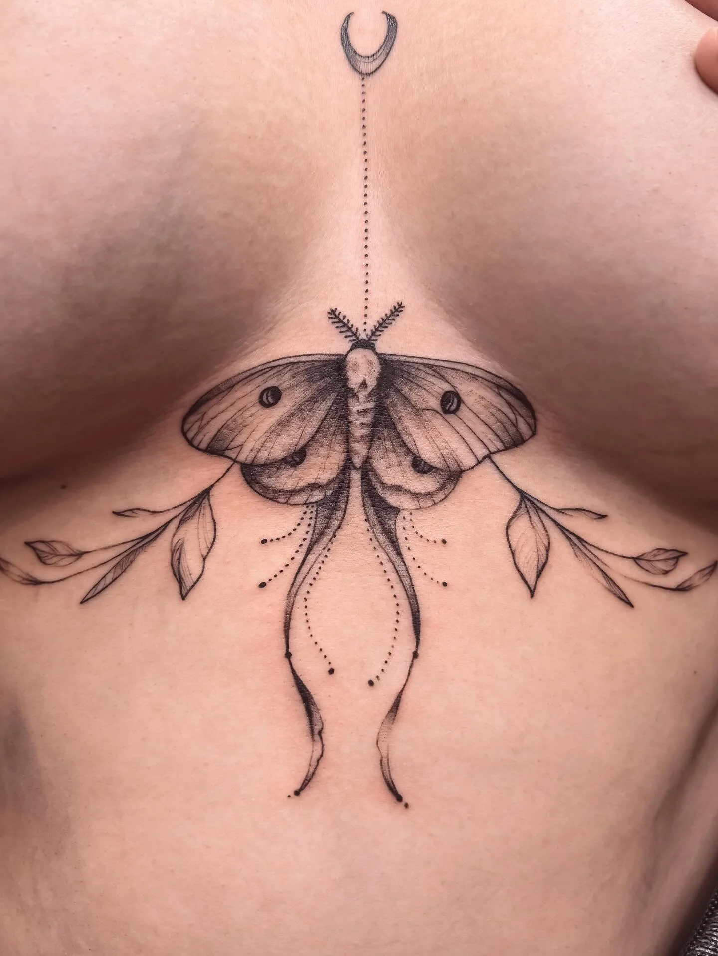 &ldquo;I&rsquo;m pretty sure his hand was purple by the end&hellip;&rdquo; 😂💜

Sternum pieces are definitely a test of endurance, but my client handled it like a total pro&mdash;with a little help from a very supportive friend! 

It was such a fun 