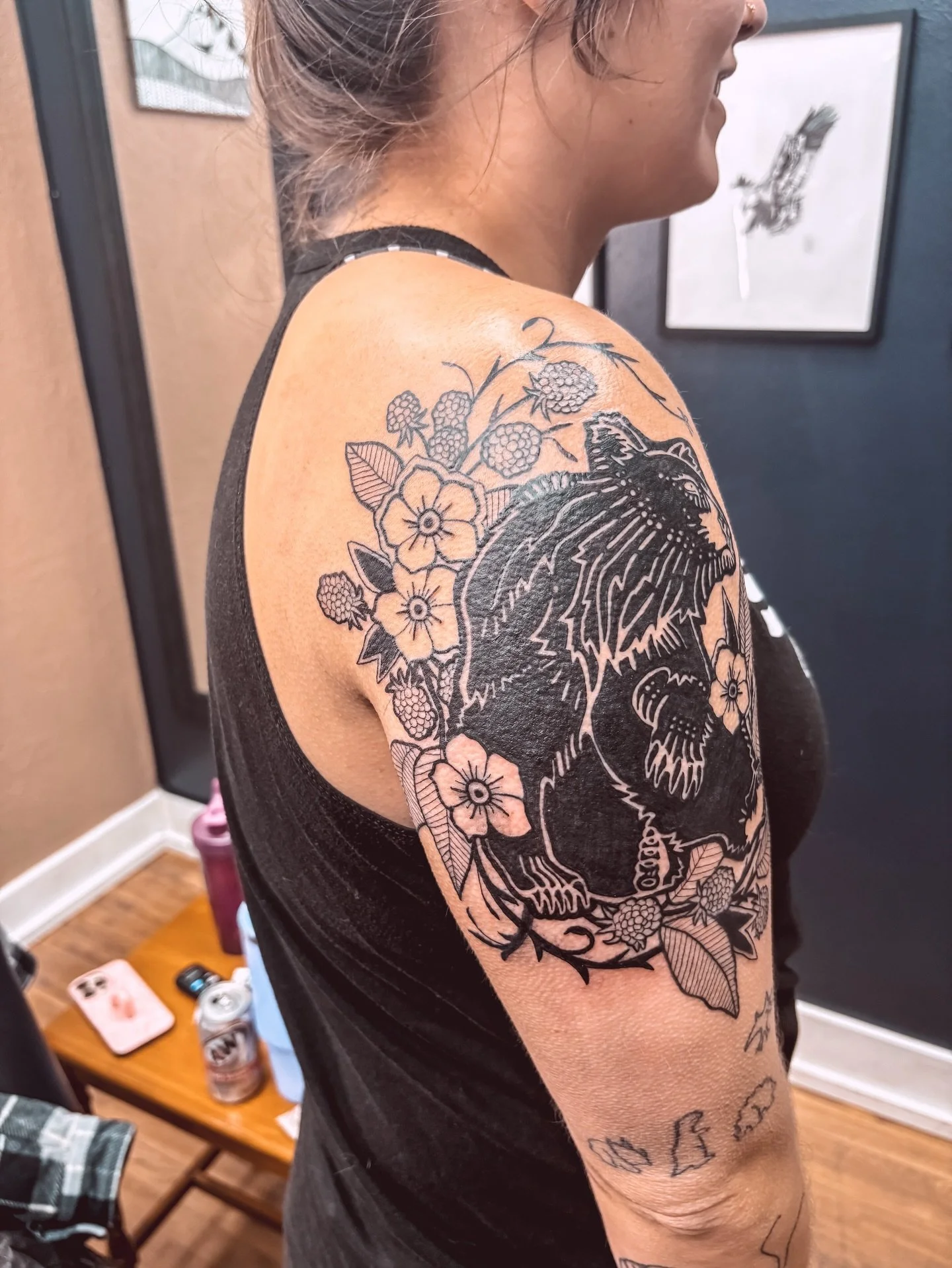 Rugged by nature. Intentional by design. 🐻🌿

I just wrapped the blackwork on this &ldquo;Blackberry Bear&rdquo;&mdash;a piece that feels like a true homecoming for my style. Inspired by the raw, untamed spirit of the Pacific Northwest, this design 