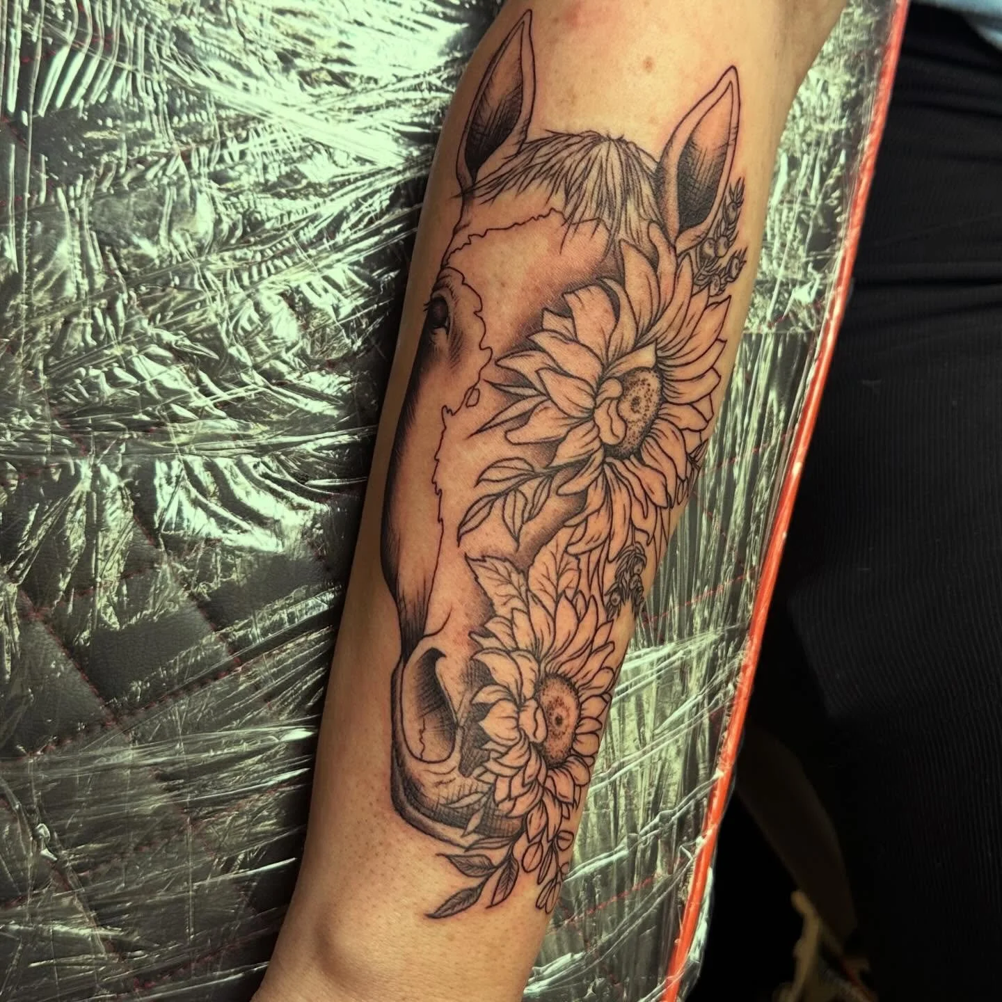 Got to combine some fun techniques. With this very personal tattoo! I had a blast!!