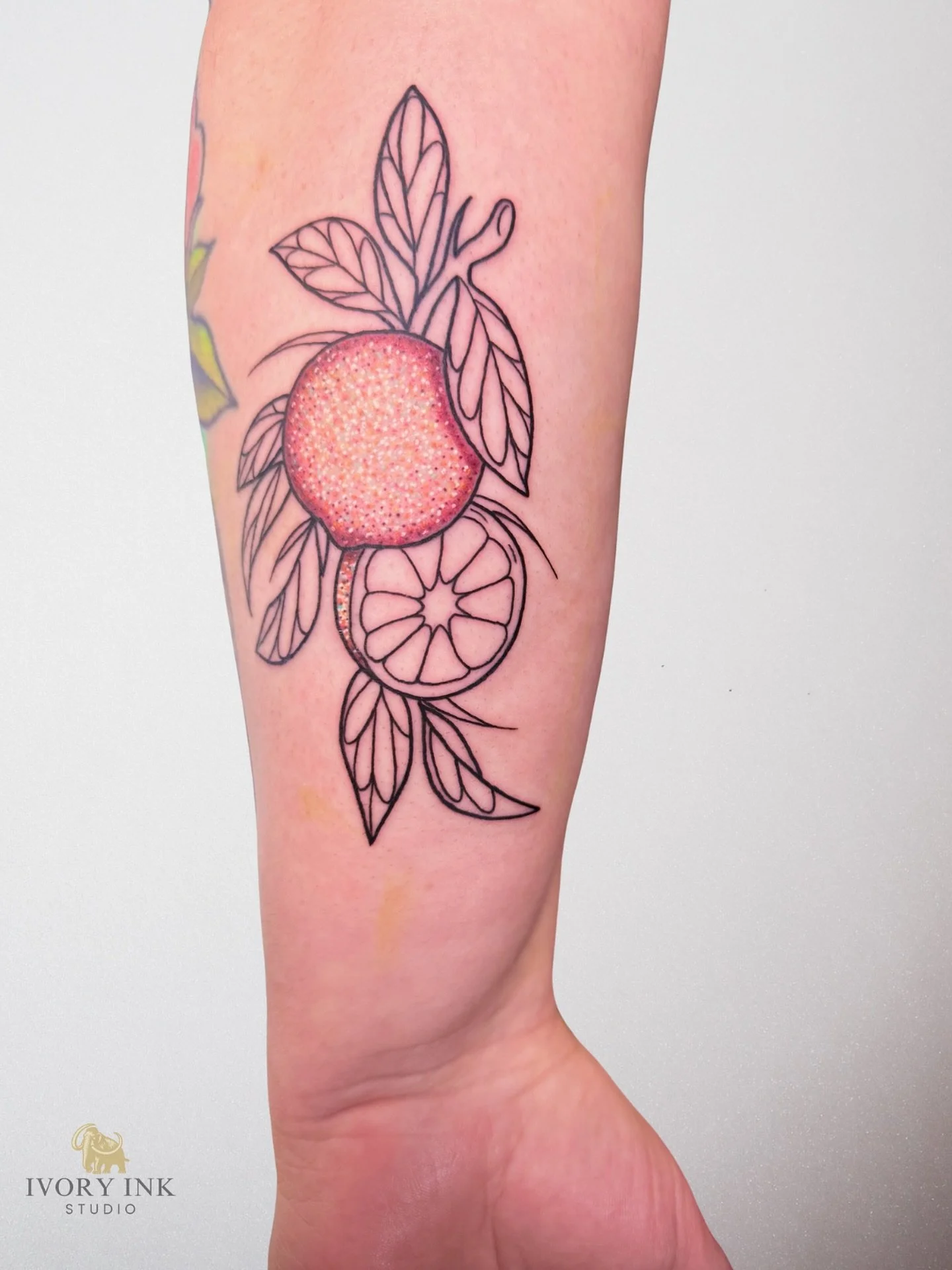 A little slice of sparkle 🍊✨ 

DM for a quote 💌
&bull;
&bull;
&bull;
#glittertattoo #glittertattoo #colortattooartist
#orlandotattooartist #kissimmeetattooartist
#orangetattoo #fruittattoos #colortattoo