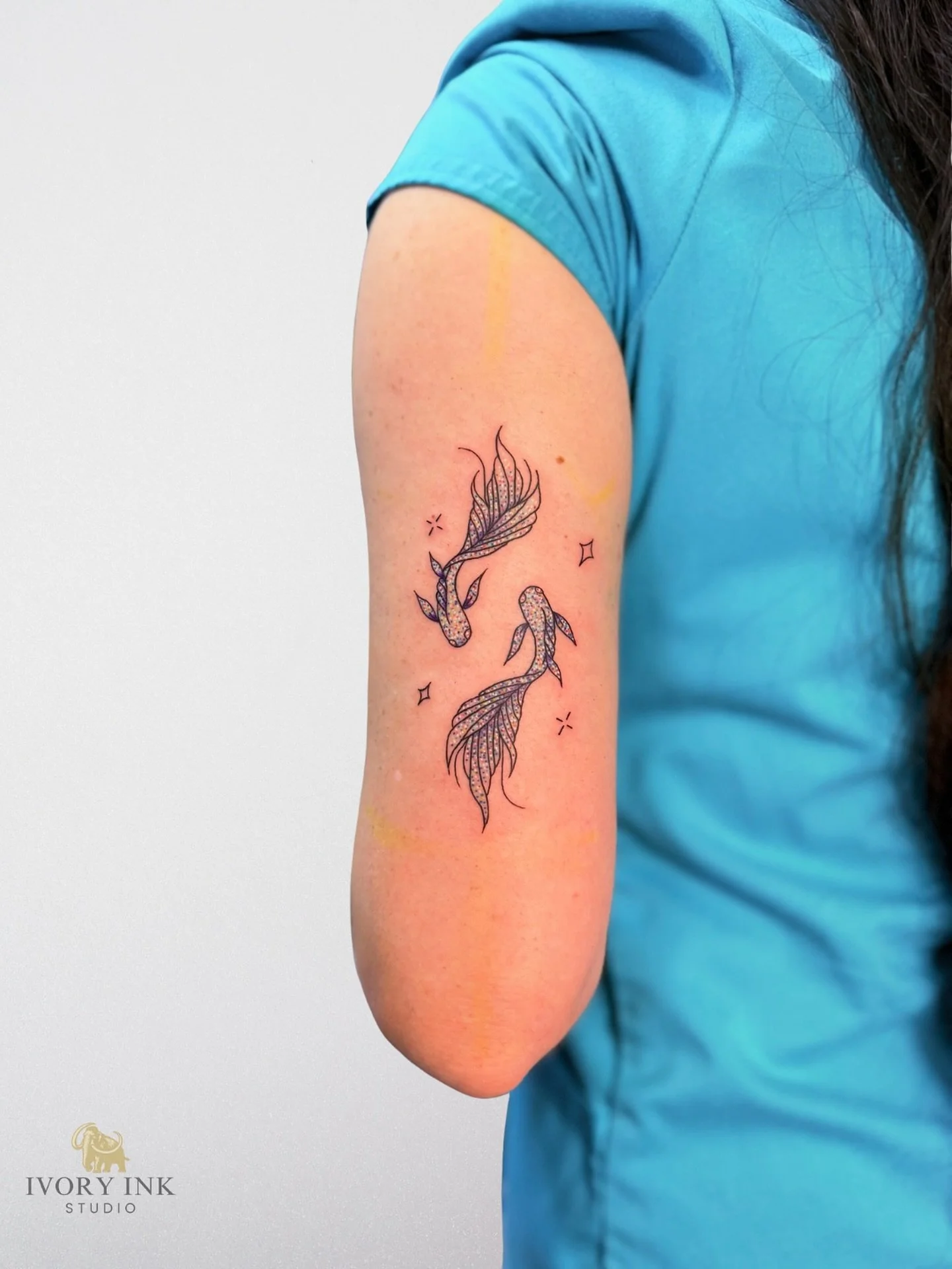 Fine lines, glitter vibes 🐟💎 ✨

DM for a quote 💌
&bull;
&bull;
&bull;
#colortattoos #kissimmeetattooartist
#orlandotattooartist
#orlandofemaletattooartist #glittertattoo #glittertattoos
#glittertattooorlando #fishtattoos