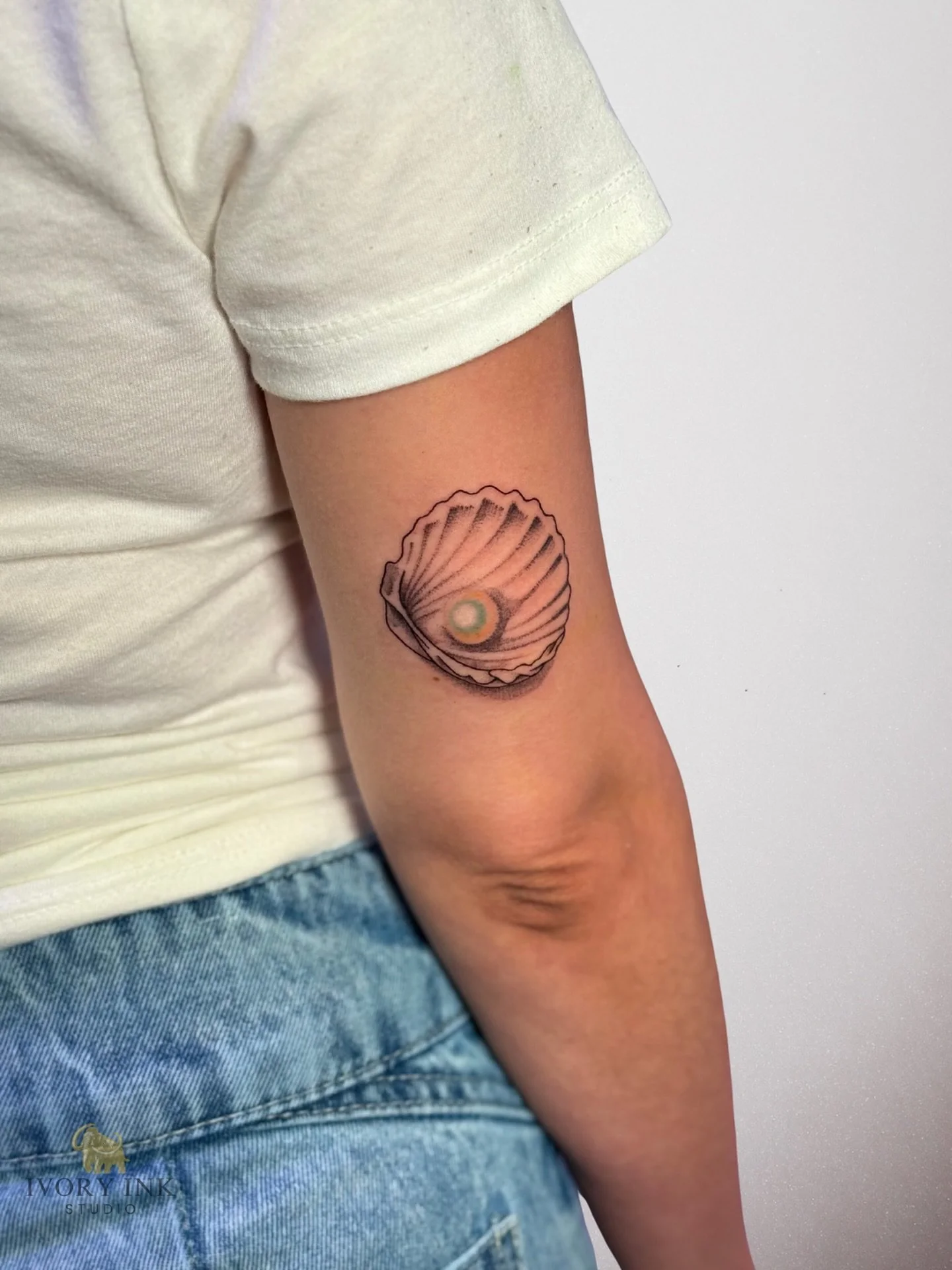 Oceans keep secrets, pearls tell stories 🪸🦪

DM for a quote 💌
&bull;
&bull;
&bull;
#seashelltattoo #kissimmeetattooartist #orlandotattooartist #tattookissimmee #tattooorlando #seatattoo #orlandotattoo #kissimmeetattoos