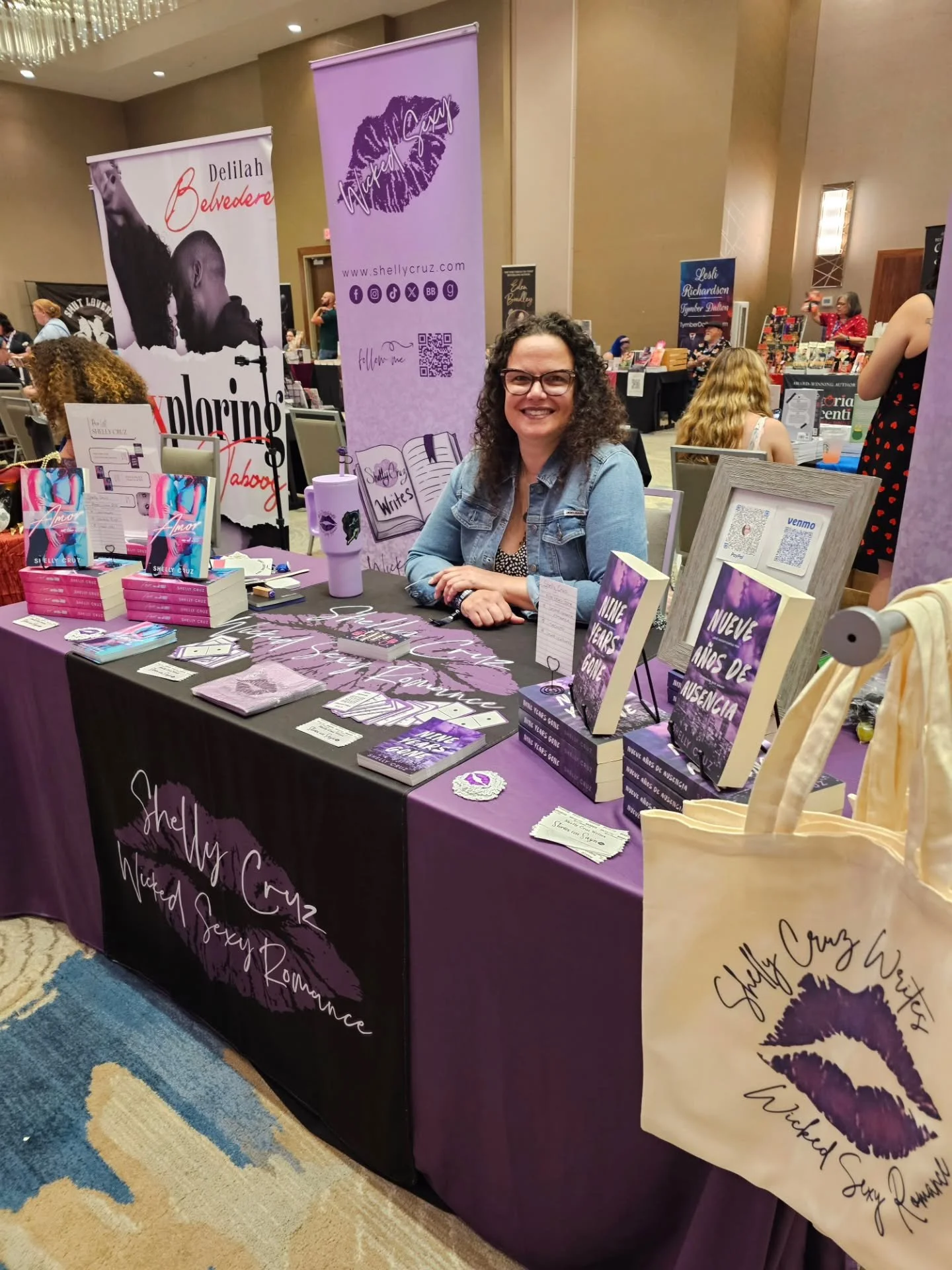 Signing day at @smutloverscommunity is HERE!!! 

#AuthorLife #LatinaAuthor #AuthorSigning #BookEvents