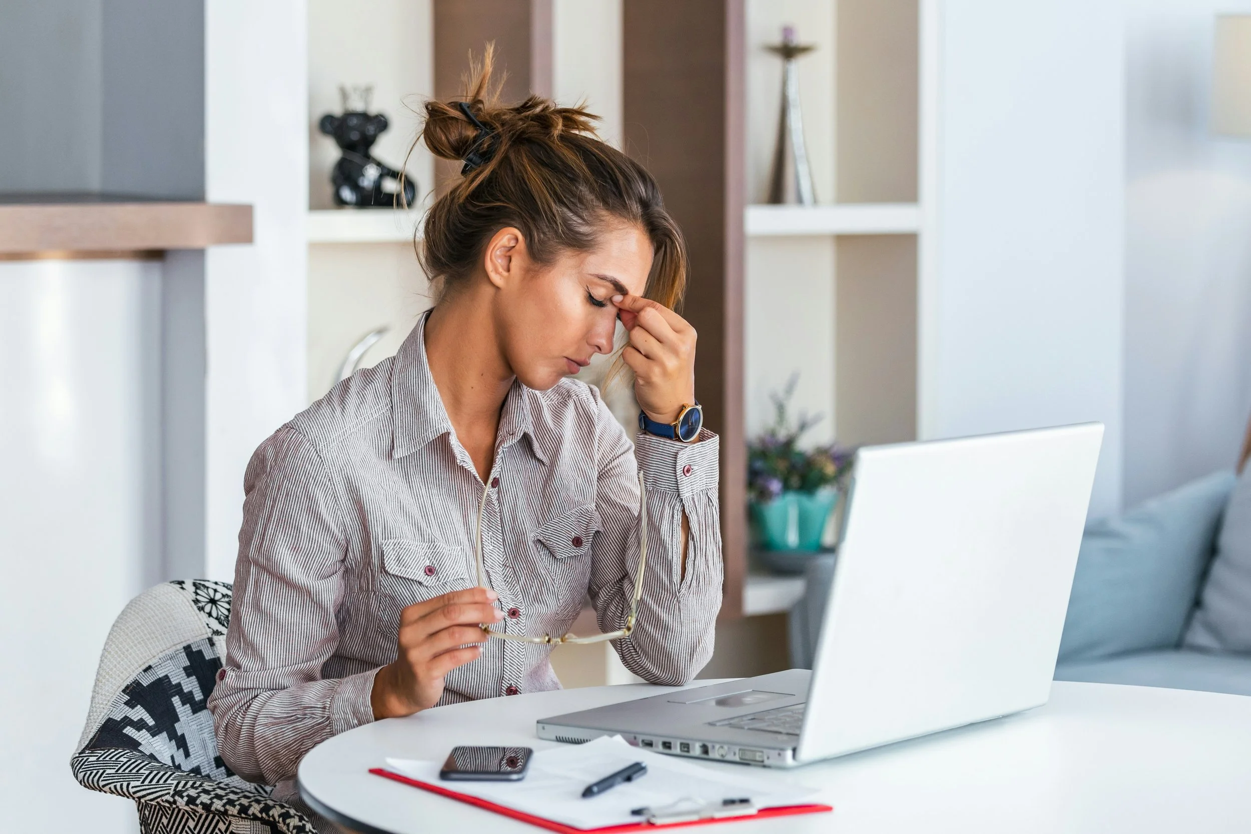 young-frustrated-woman-journalist-working-at-office-desk-in-front-of-laptop