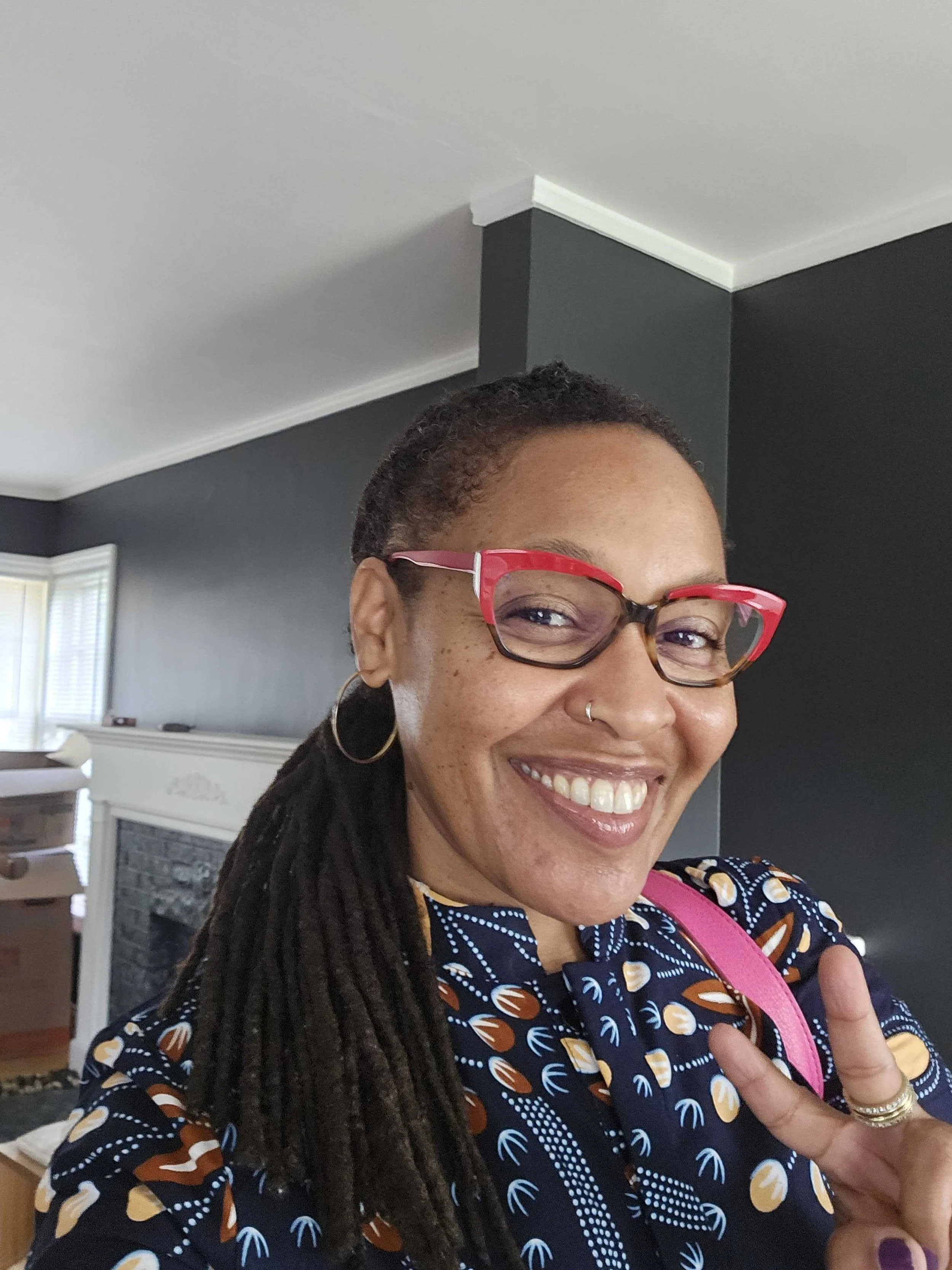 black woman throwing up a peace sign