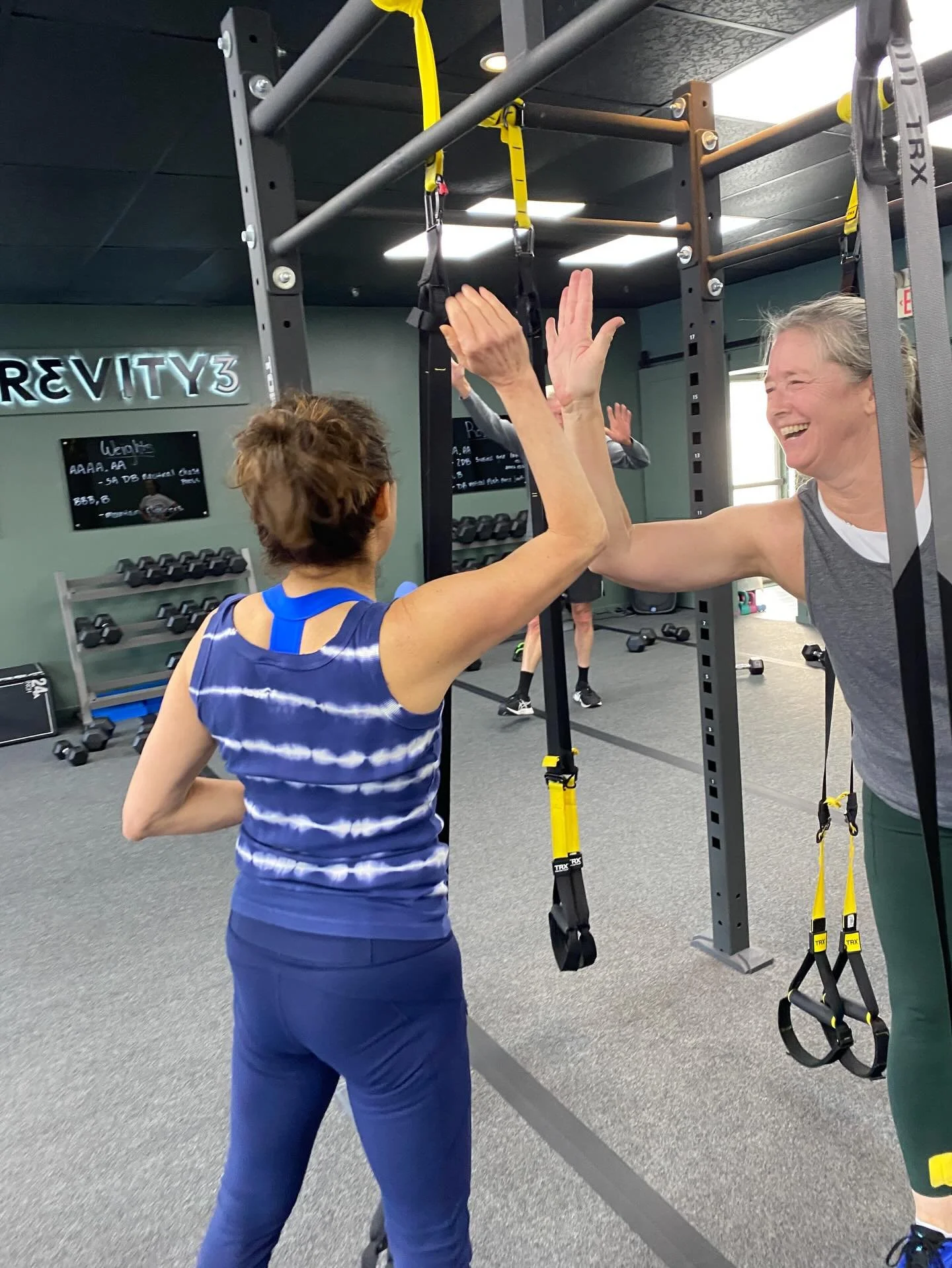 The workout is 30-minutes. The community is 24/7. 🏋️&zwj;♂️✨There is nothing quite like the collective energy of a group chasing the same goal. We show up for ourselves, but we stay for each other. Who&rsquo;s in your corner today? Tag your fitness 