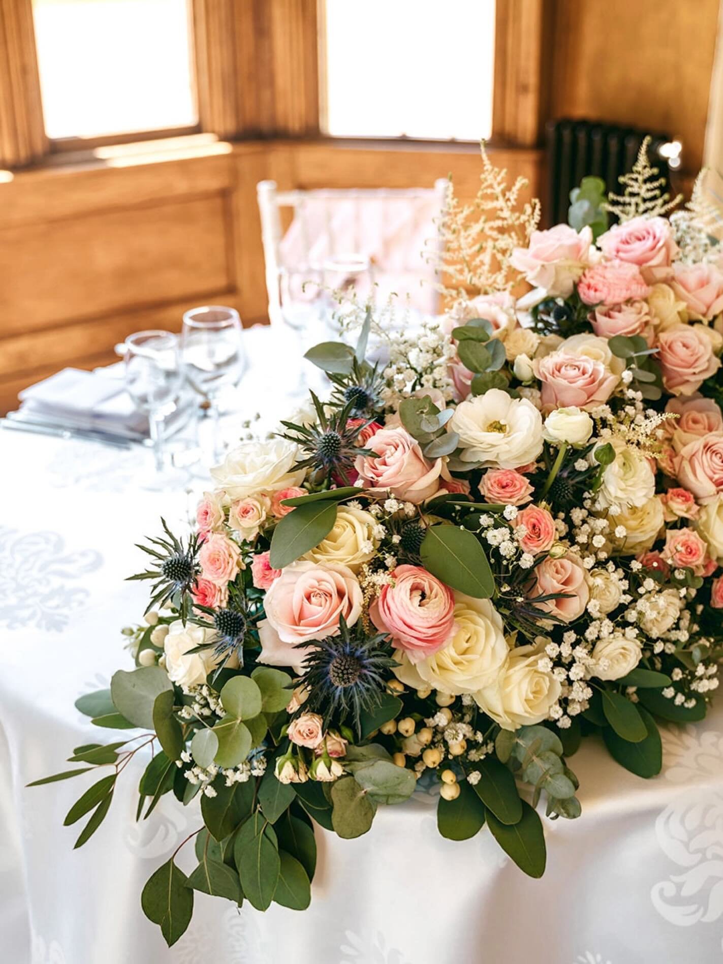 Sweetheart Table Arrangement 🩷🤍

@idofilmandphotos
