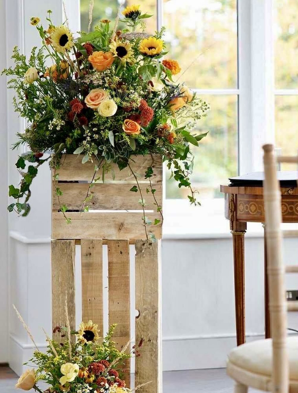 Autumnal wedding ceremony display, rich with seasonal hues and textures 🧡🌻🍁

Photo by @gregstonephoto