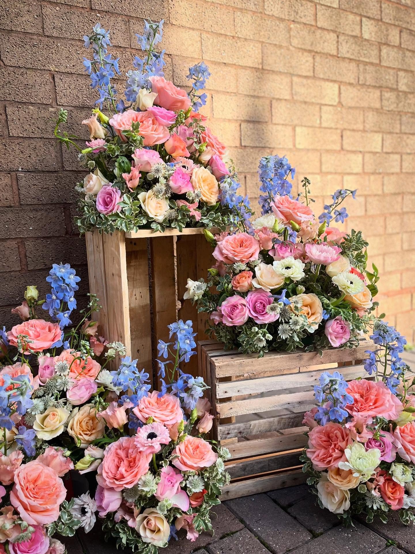 Peachy, pink and a little bit of blue 🩵🩷🧡

#flowers #weddingflowers #floristry #gardenstyleflorals #bride