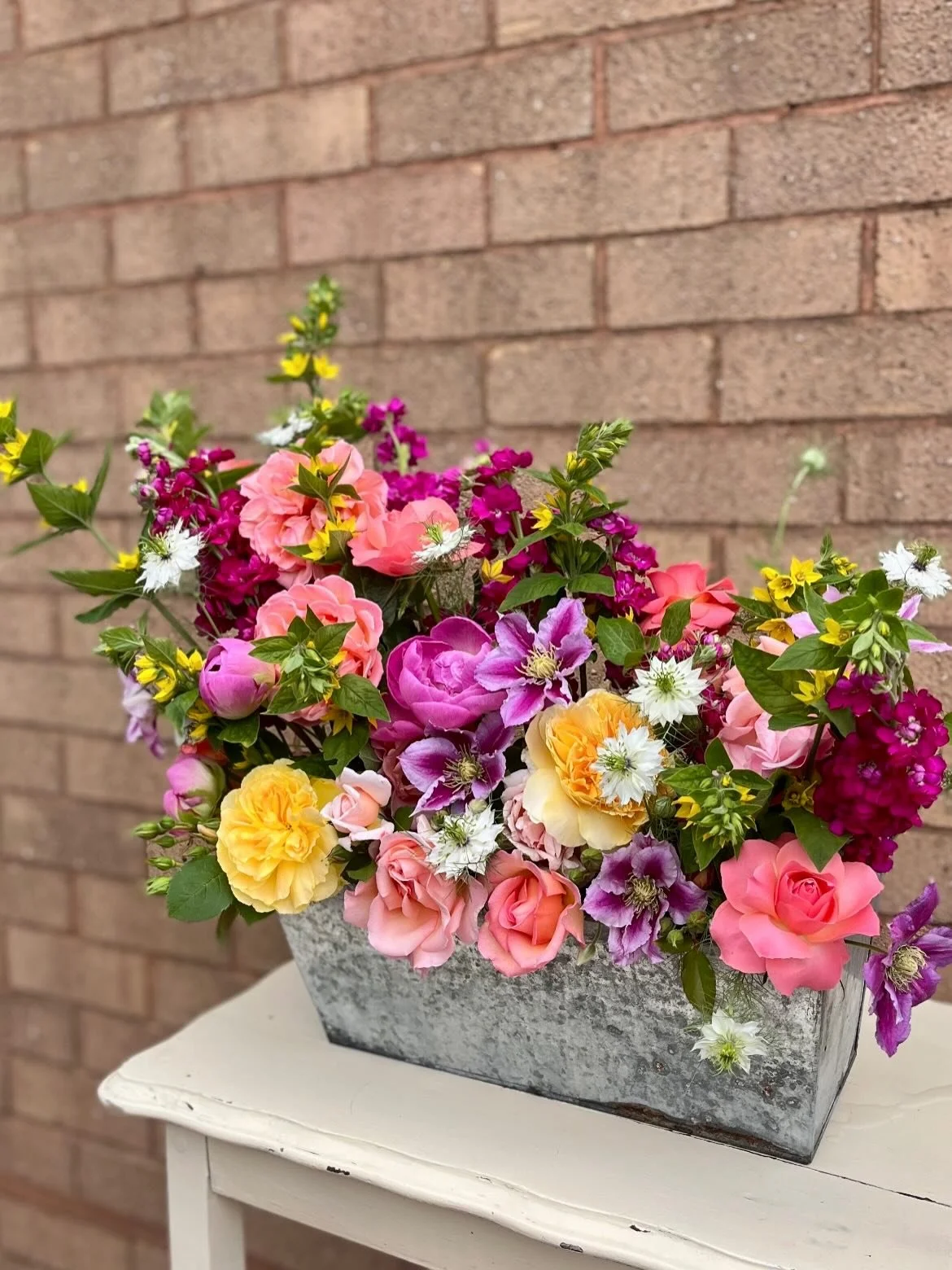 Loved making these aisle markers/centerpieces 💜🌼🩷

#weddingroses #summerwedding #weddingflowers #aislemarkers #clematis