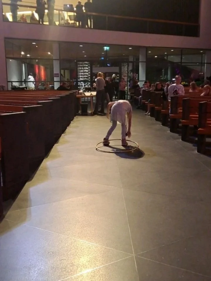 Seurakunnan 10-vuotiaiden syntt&auml;reill&auml; p&auml;&auml;si t&auml;n&auml;&auml;n sirkustemppuilemaan. Uusia taitoja opittiin kivoissa juhlissa. Tempuissa opastivat @iidaaaurora @nikizimo  ja @mirja_tuomi 

Kiitos yhteisty&ouml;st&auml; @hyvinka