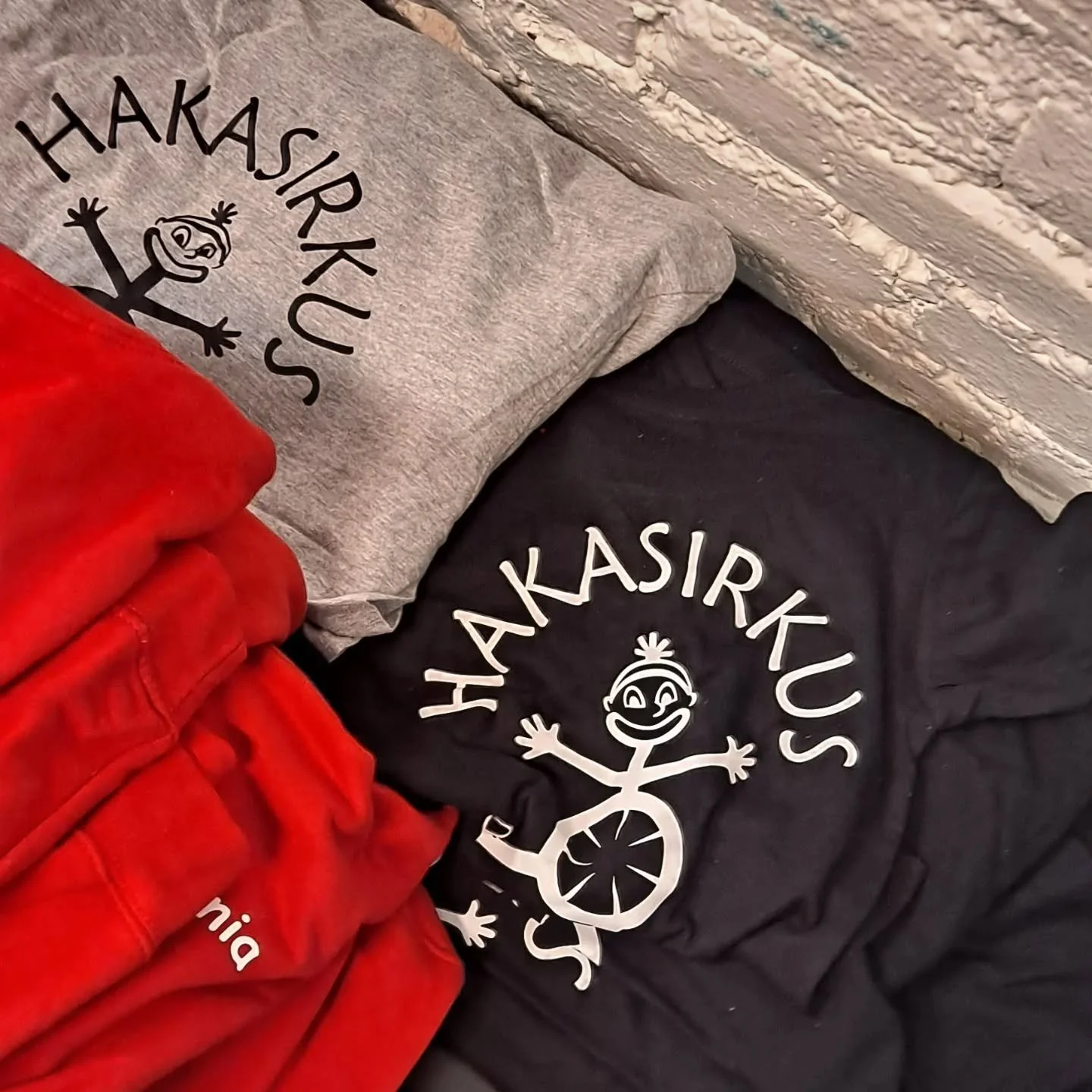 Hakasirkusvaatteet saapuivat t&auml;ll&auml; viikolla ja niit&auml; on jaettu treeneiss&auml; tilanneille. Jos et viel&auml; ole saanut omaa tilaustasi, kysy ohjaajaltasi!

#seuravaate #hupparit #t-paidat #hakasirkus