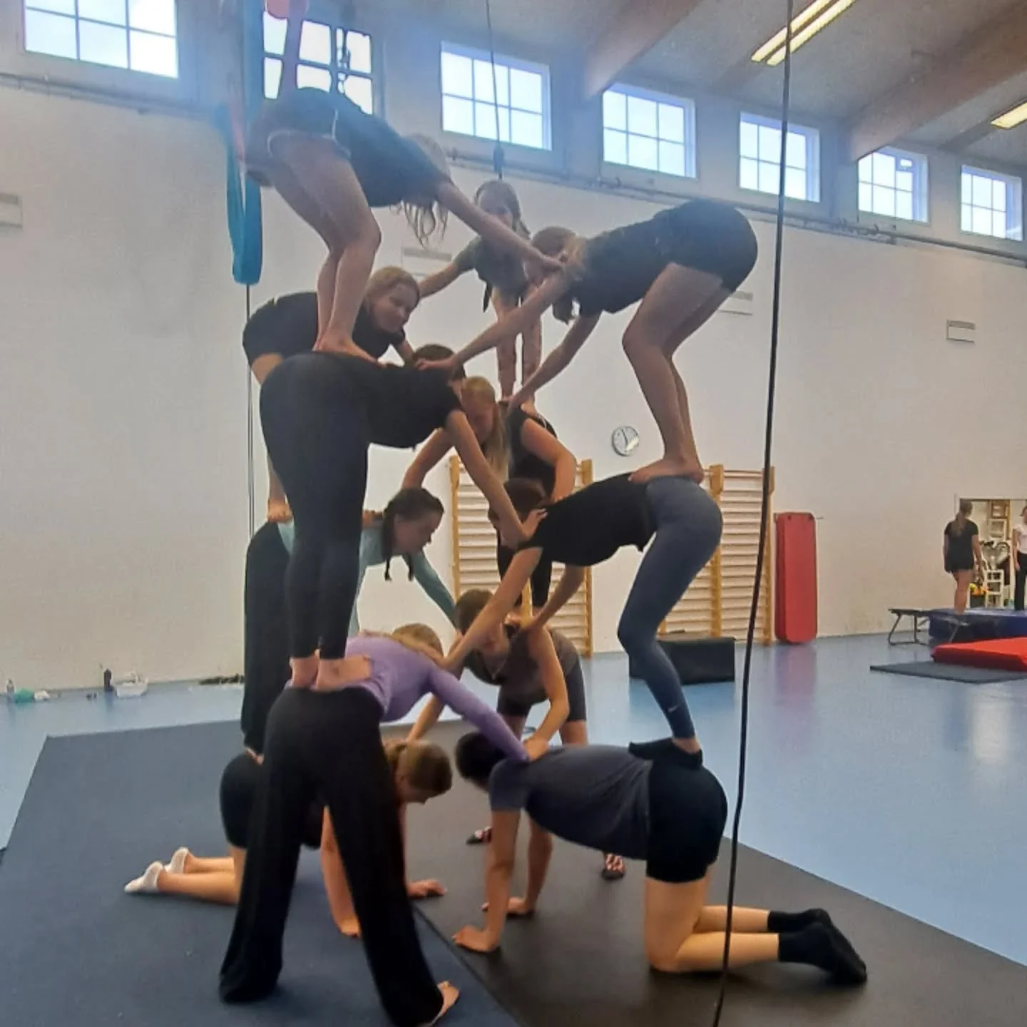 Sirkuksen y&ouml;t&auml; vietet&auml;&auml;n viikon p&auml;&auml;st&auml; Takomolla. Ohjelmassa on treenailua ja hauskanpitoa sirkuskavereiden kesken. Mukaan mahtuu viel&auml; muutama 11-16-vuotias  hakasirkuslainen. Ilmoittautuminen ja lis&auml;tied