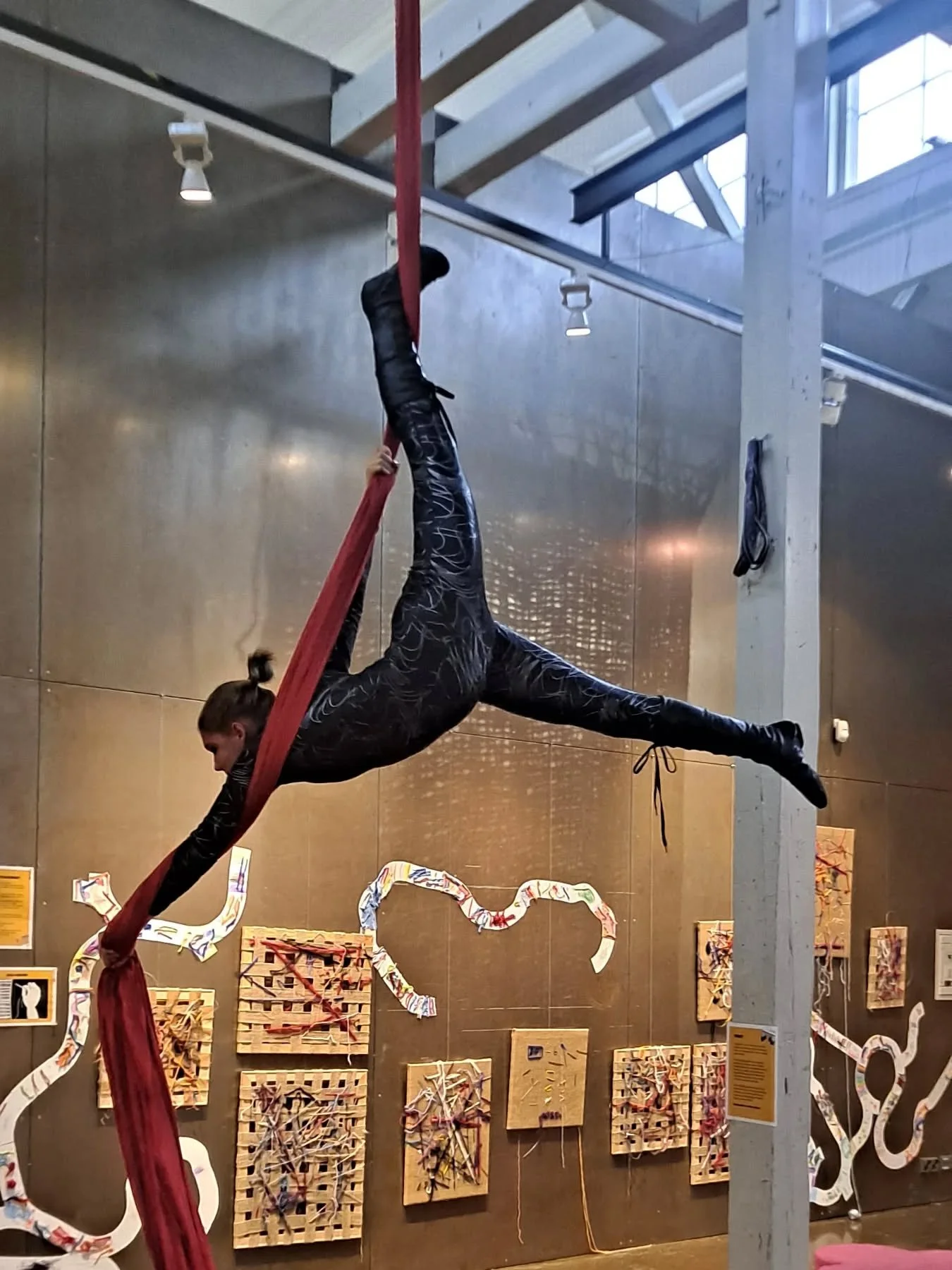 Artun p&auml;iv&auml;&auml; vietettiin t&auml;n&auml;&auml;n @villaarttu :ssa. Juhlatunnelmaa loi @tumppu2010 upealla kangasnumerolla!

#showtime #aerials #hakasirkus