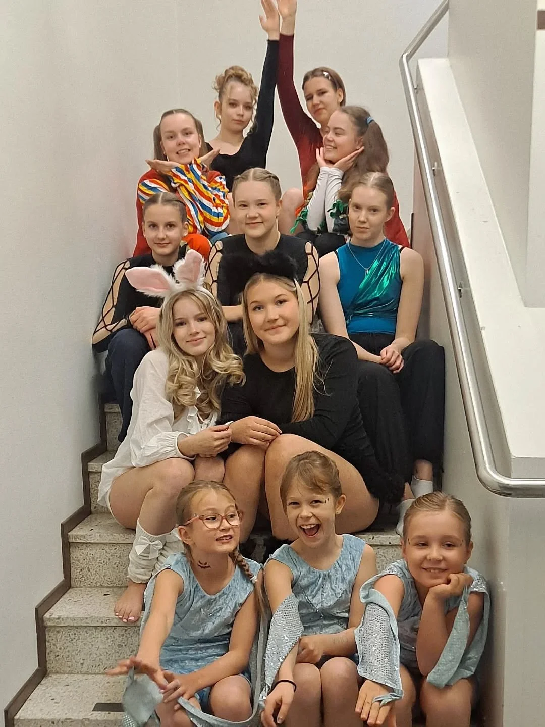 4-vuotiaiden syntt&auml;reill&auml; esiintyiv&auml;t t&auml;n&auml;&auml;n
●El&auml;inyst&auml;v&auml;t Emilia ja Sanni
●Pellet Paula ja Olivia
●Lumihiutaleet Enna, Else ja Sonja 
●Aivi ja Eini pariakroduo
●Annin k&auml;ss&auml;rinumero
●Mona ja Emma