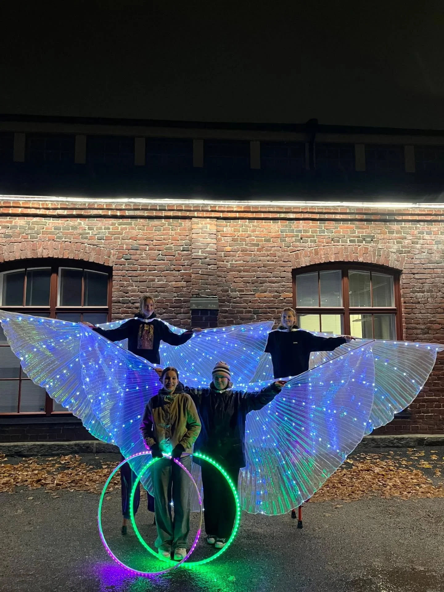 Taikamets&auml;ss&auml; n&auml;htiin taas t&auml;n&auml;&auml;n Hakasirkuksen &quot;valon hengett&auml;ret&quot; sades&auml;&auml;t&auml; uhmaten viihdytt&auml;m&auml;ss&auml; Taikamets&auml;n k&auml;vij&ouml;it&auml;.

@hyvinkaankaupunki @villatehda