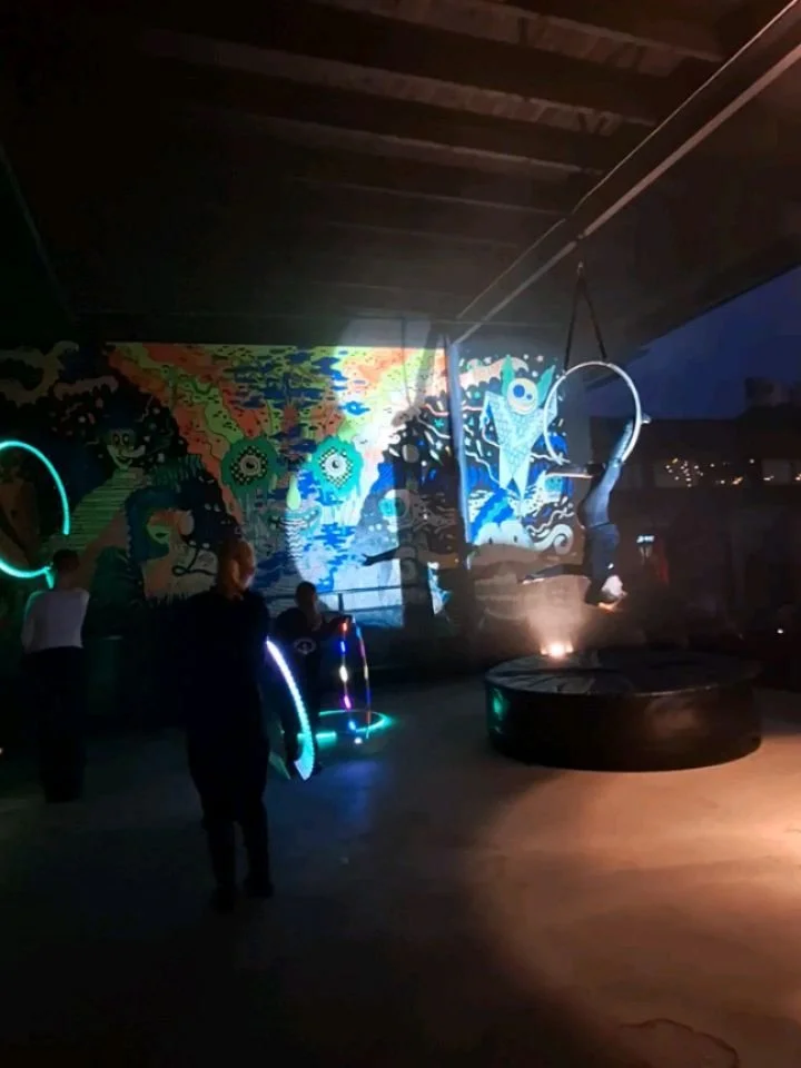 Hakasirkuslaisia esiintym&auml;ss&auml; Taikamets&auml; tapahtumassa t&auml;n&auml;&auml;n rengastrapetsilla.