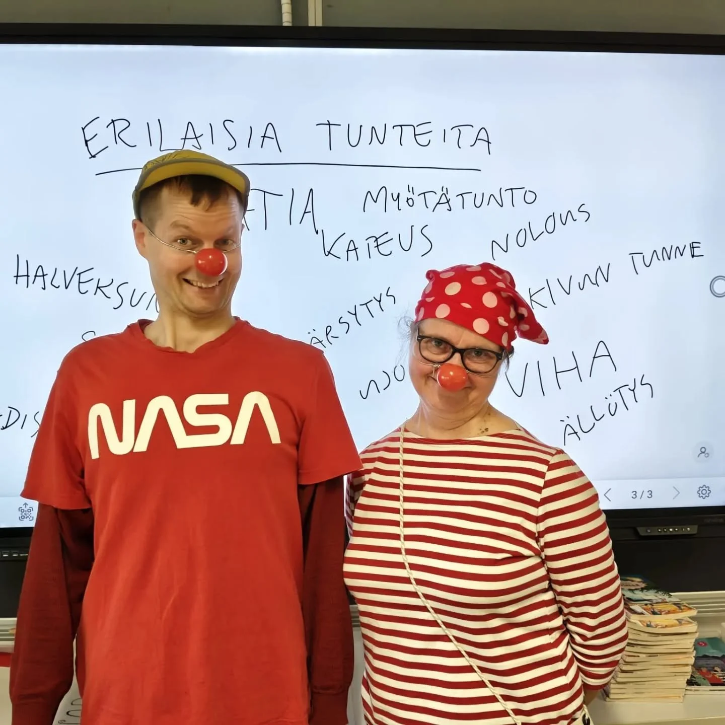 Hakasirkuksen klovnikurssilaiset Nopsa Pyr&auml;hrys ja Veige ovat kehitt&auml;neet oman konseptin: Tunneklovnit. Viime viikolla tunneklovnit ovat esitt&auml;neet osallistavan ohjelmansa useammalle hyvink&auml;&auml;l&auml;iselle koululuokalle hienol