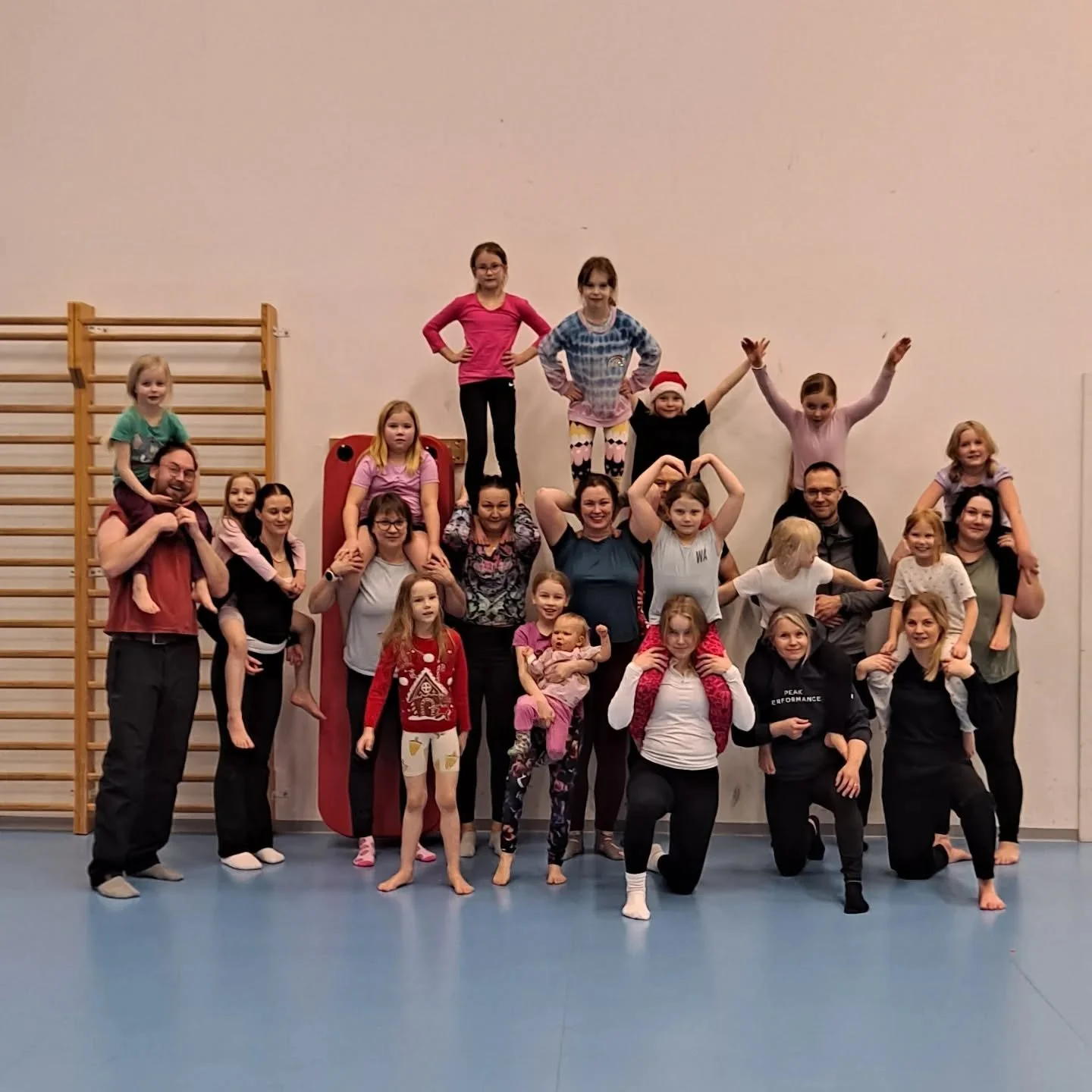 T&auml;ll&auml; viikolla on viimeisen treeniviikon iloksi joissakin ryhmiss&auml; p&auml;&auml;sset my&ouml;s vanhemmat mukaan treeneihin. Kuvassa Malakiitit vanhempineen ja videolla lintsi-tempun tekee Alexandra Ametistit-ryhm&auml;st&auml;.

#treen