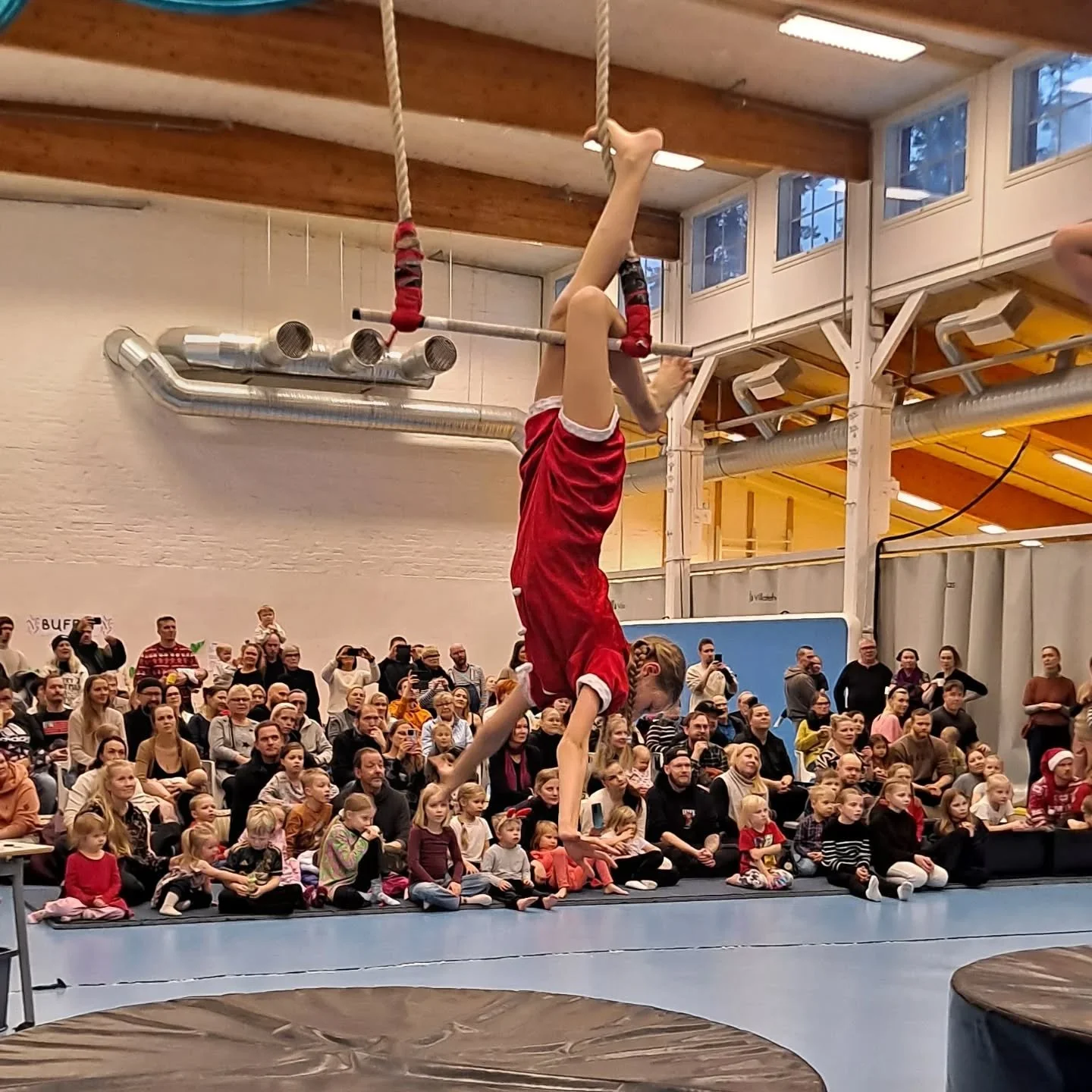 Villatehtaan joulu 2025!

Kiitos ihanasta tapahtumasta esiintyj&auml;t, Juontajat, yleis&ouml;, ohjaajat, sirkuksen hallitus ja talkoolaiset. P&auml;iv&auml; sis&auml;lsi upeita esityksi&auml;, herkullisia tarjoiluja, onnistumista, iloa ja energiaa.
