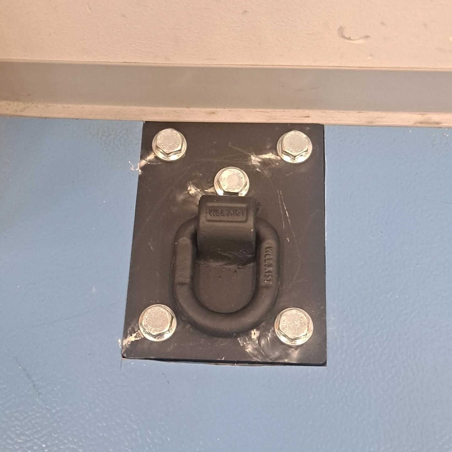 T&auml;n&auml;&auml;n tehtiin Takomolle lis&auml;&auml; lattiakiinnityksi&auml;. N&auml;in saadaan kire&auml; nuora pystyyn my&ouml;s salin keskelle ja samaan aikaan kaikki ilmav&auml;lineet voi olla k&auml;yt&ouml;ss&auml;. Huippujuttu!

Kiitos sirk