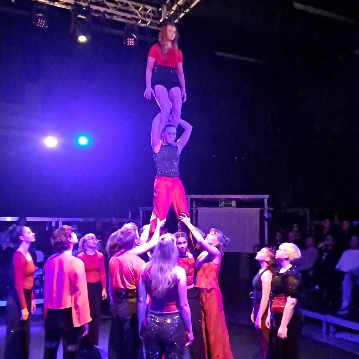 Kiitos upeasta esityksest&auml; @lahticircuseducation ! 

Spinellien ryhm&auml;l&auml;isten kanssa tehtiin retki katsomaan vanhojen treenikavereiden @karvosiri ja @bellawillberg ekaa esityst&auml; sirkusopiskelijoina. Maaginen tunnelma ja valloittava