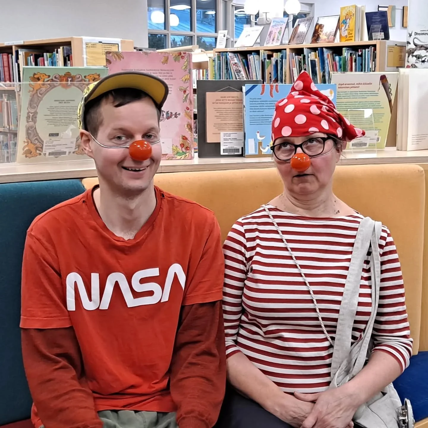 Mitk&auml; ihmeen tunneklovnit? 

Uusimmassa youtube-videossa sirkuksen kanavalla on haastattelussa henkil&ouml;t "Tunneklovnit"-konseptin takana: @nopsapyrahrys ja Peltsi.

Tunneklovnit on kiert&auml;neet Hyvink&auml;&auml;n alakouluissa v