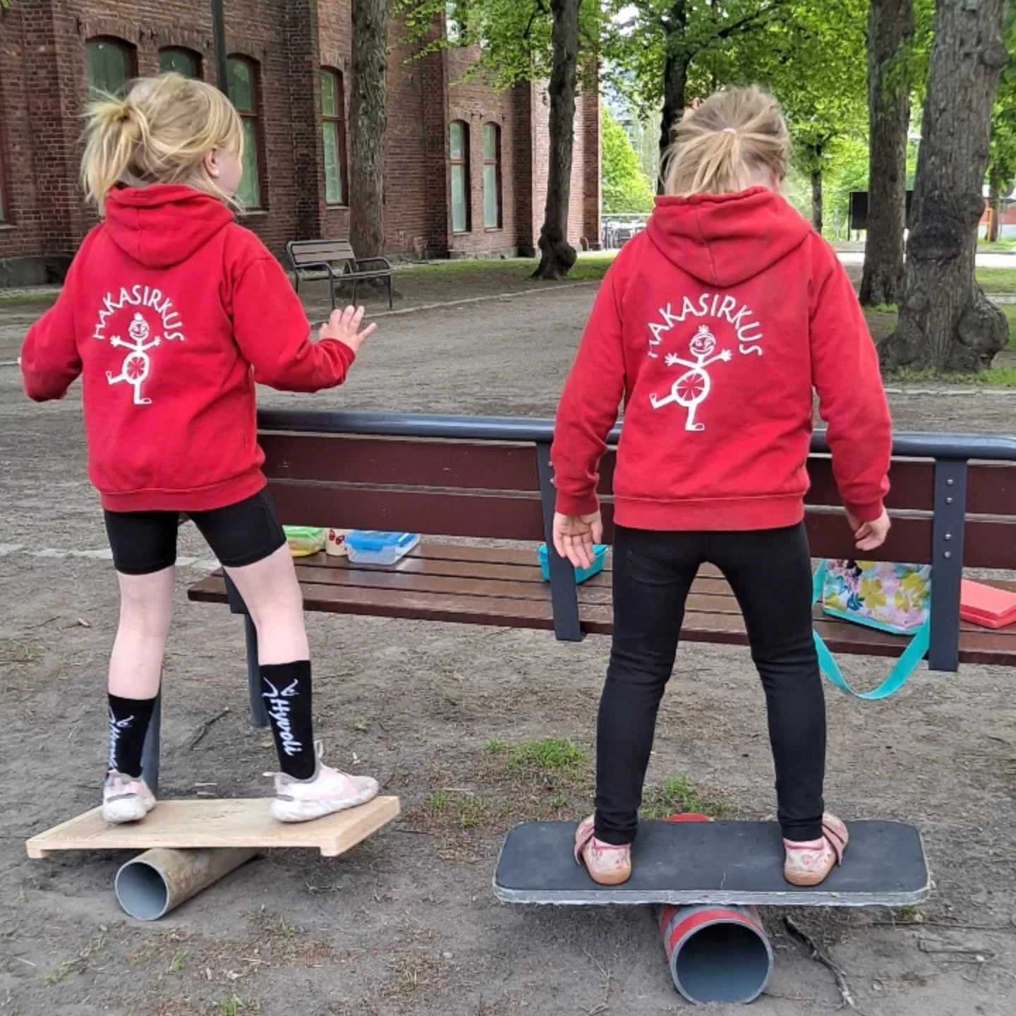 Ilmoittautuminen on auki kes&auml;n sirkusleireille nettisivuillamme!

Sirkusleireill&auml; treenataan ja pidet&auml;&auml;n hauskaa!
Leirit j&auml;rjestet&auml;&auml;n kes&auml;kuun viikoilla 23 ja 24  Takomon treenitilassa ja Villatehtaan sis&auml;