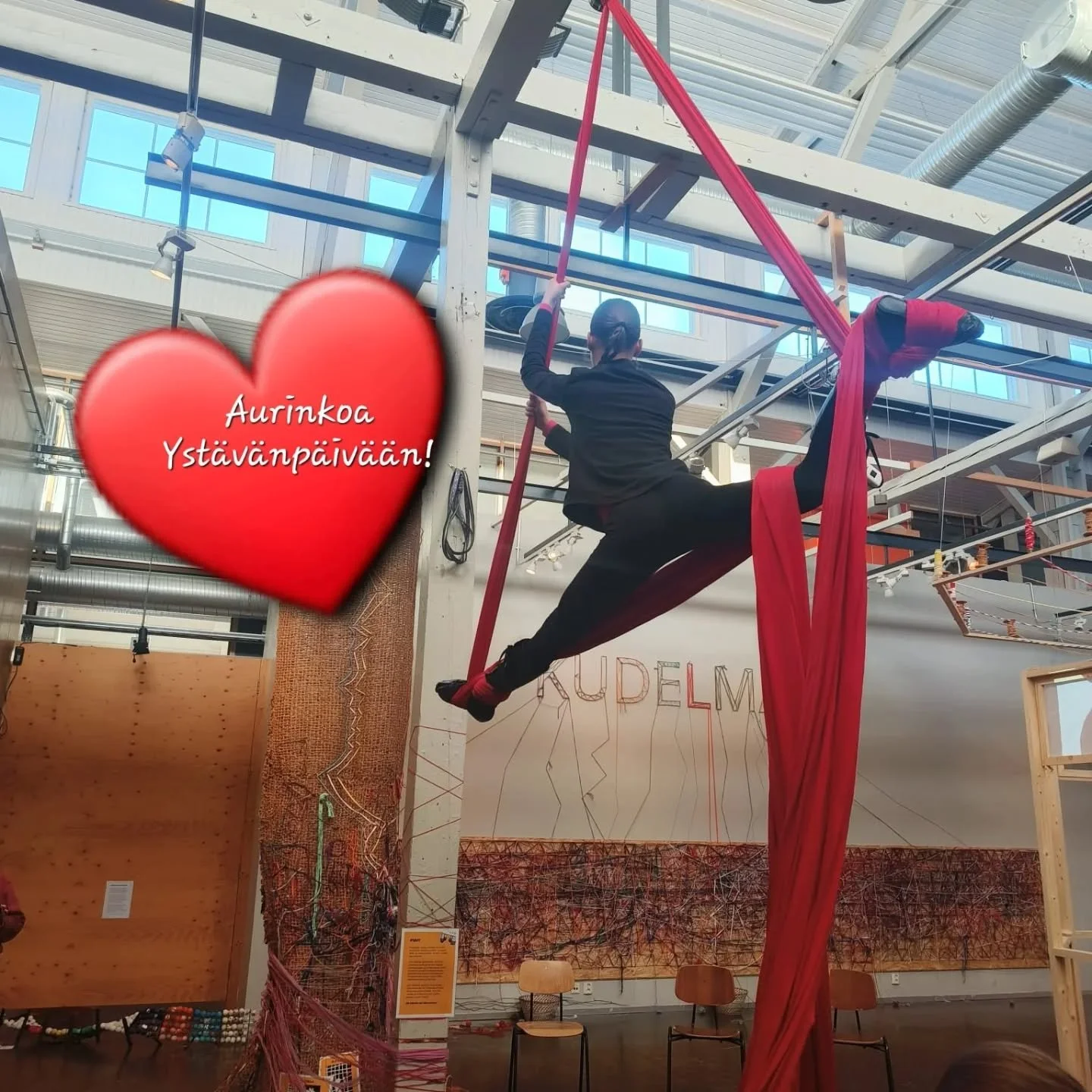 Aurinkoista Yst&auml;v&auml;np&auml;iv&auml;&auml;!

Taidekoulun yst&auml;v&auml;np&auml;iv&auml;-tapahtumassa t&auml;n&auml;&auml;n p&auml;&auml;si  piirt&auml;m&auml;&auml;n ilma-akrobaatteja! Taitavat Iisa, Enni ja Aivi  taituroivat malleina.

Kii