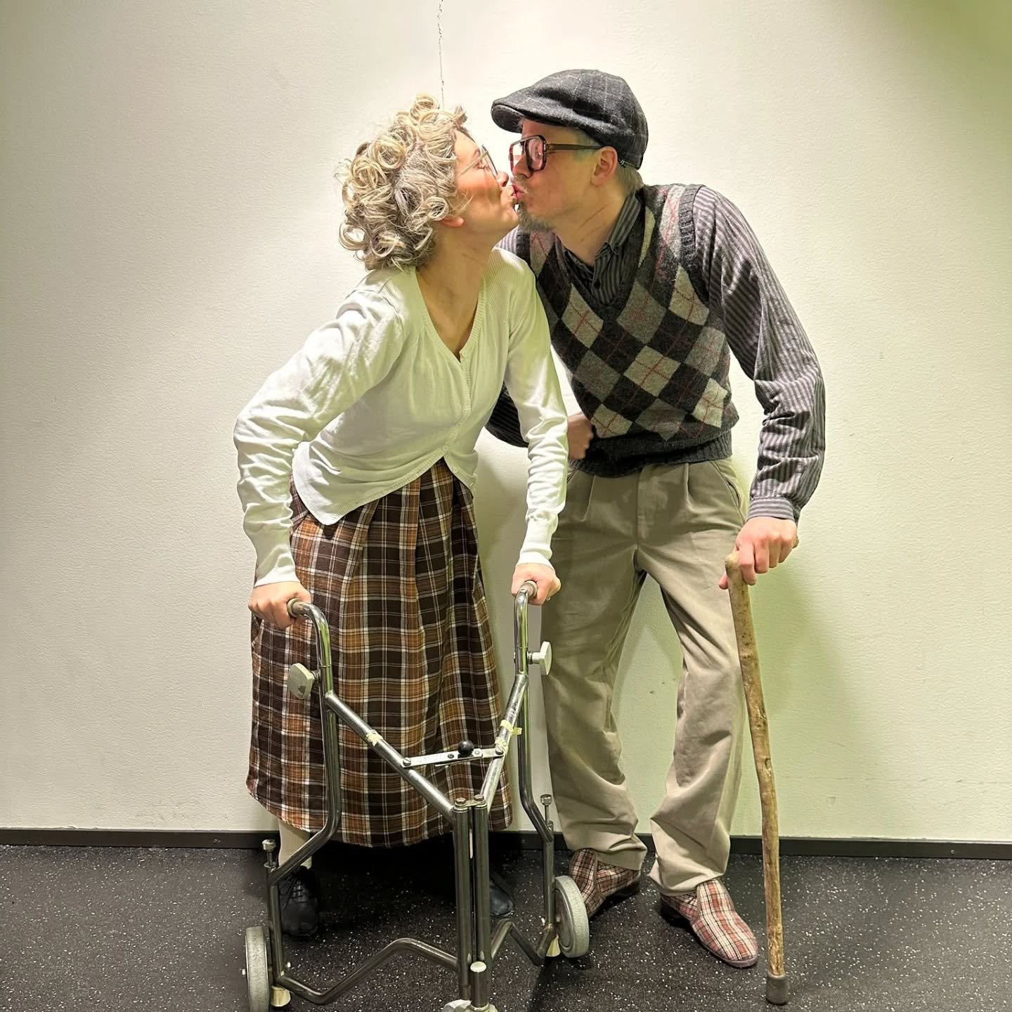 Hakasirkus-ohjaaja @nikizimo ja parinsa @kujalanoora osallistuivat t&auml;n&auml;&auml;n Chair dance &amp; Chair acrobatics-kilpailuun Kangasalalla. Duo @kaksinkujalla  voitti "chair dance &amp; acro duo" -sarjassa kultaa, mahtavaa! Isosti 