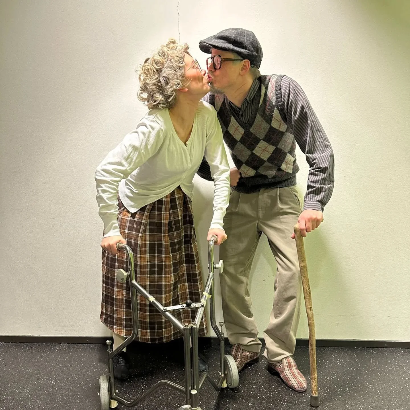 Hakasirkus-ohjaaja @nikizimo ja parinsa @kujalanoora osallistuivat t&auml;n&auml;&auml;n Chair dance &amp; Chair acrobatics-kilpailuun Kangasalalla. Duo @kaksinkujalla  voitti "chair dance &amp; acro duo" -sarjassa kultaa, mahtavaa! Isosti 