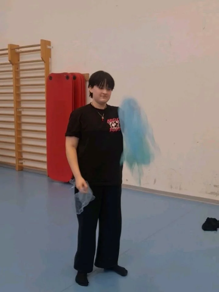 Koululuokkien sirkustunnit py&ouml;rii taas! 

T&auml;n&auml;&auml;n H&auml;meenkadun koulun oppilaita oli treenailemassa Takomolla. Videolla Helj&auml; esittelee huivijongleerausta, jonka h&auml;n tunnilla oppi. 

Kiitos yhteisty&ouml;st&auml; @hyvi